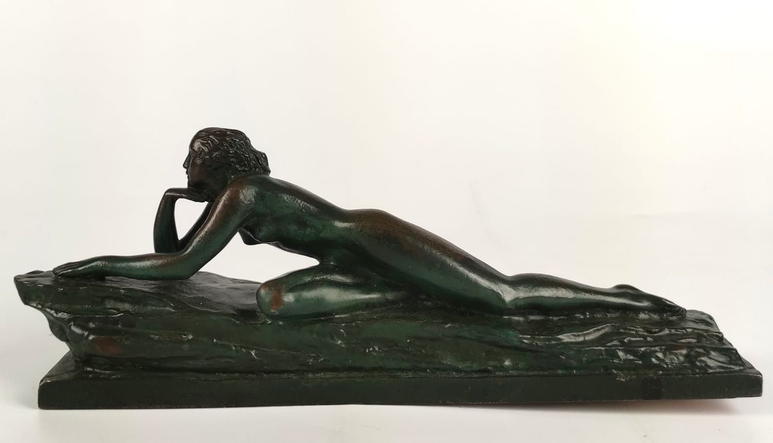 Null Raymond GUERBE (XXe) Femme pensive Bronze à patine verte Long : 25 cm (usur&hellip;