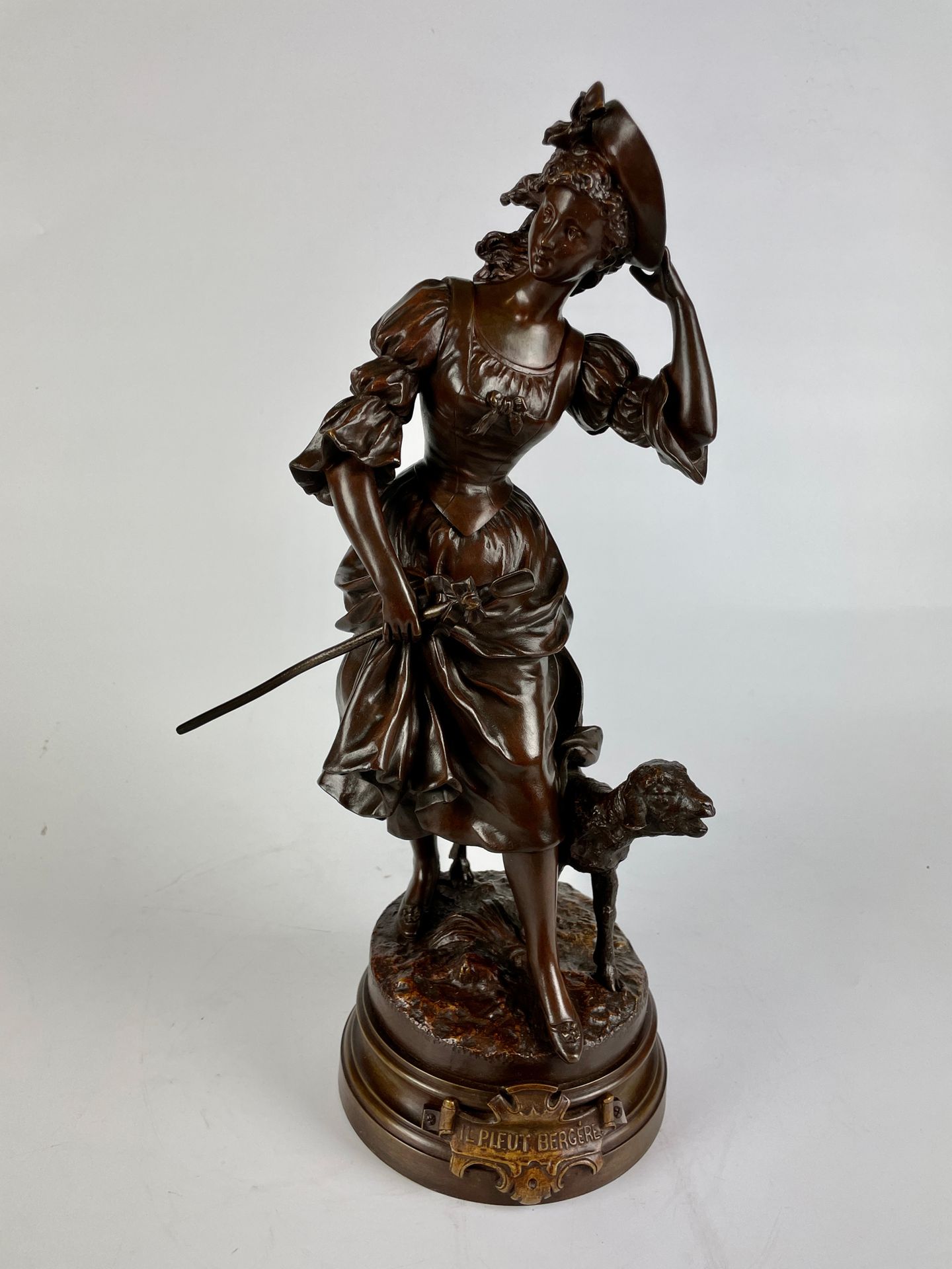 Null Sylvain KINSBURGER (1855-1935) Il pleut bergère Bronze à patine brune signé&hellip;