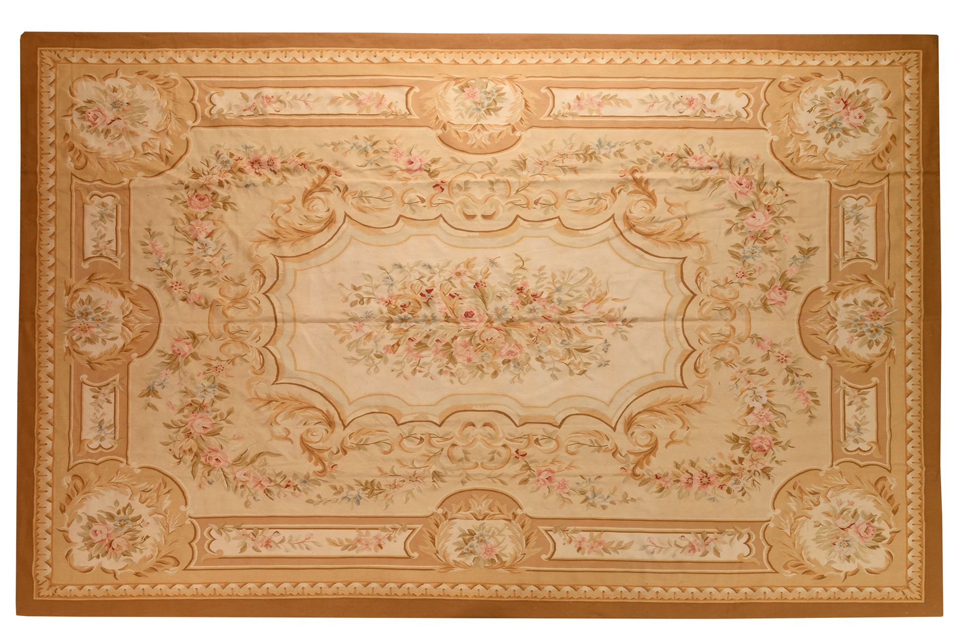 Null TAPIS DE STYLE AUBUSSON, XXe siècle Travail à l’aiguille, technique de la t&hellip;