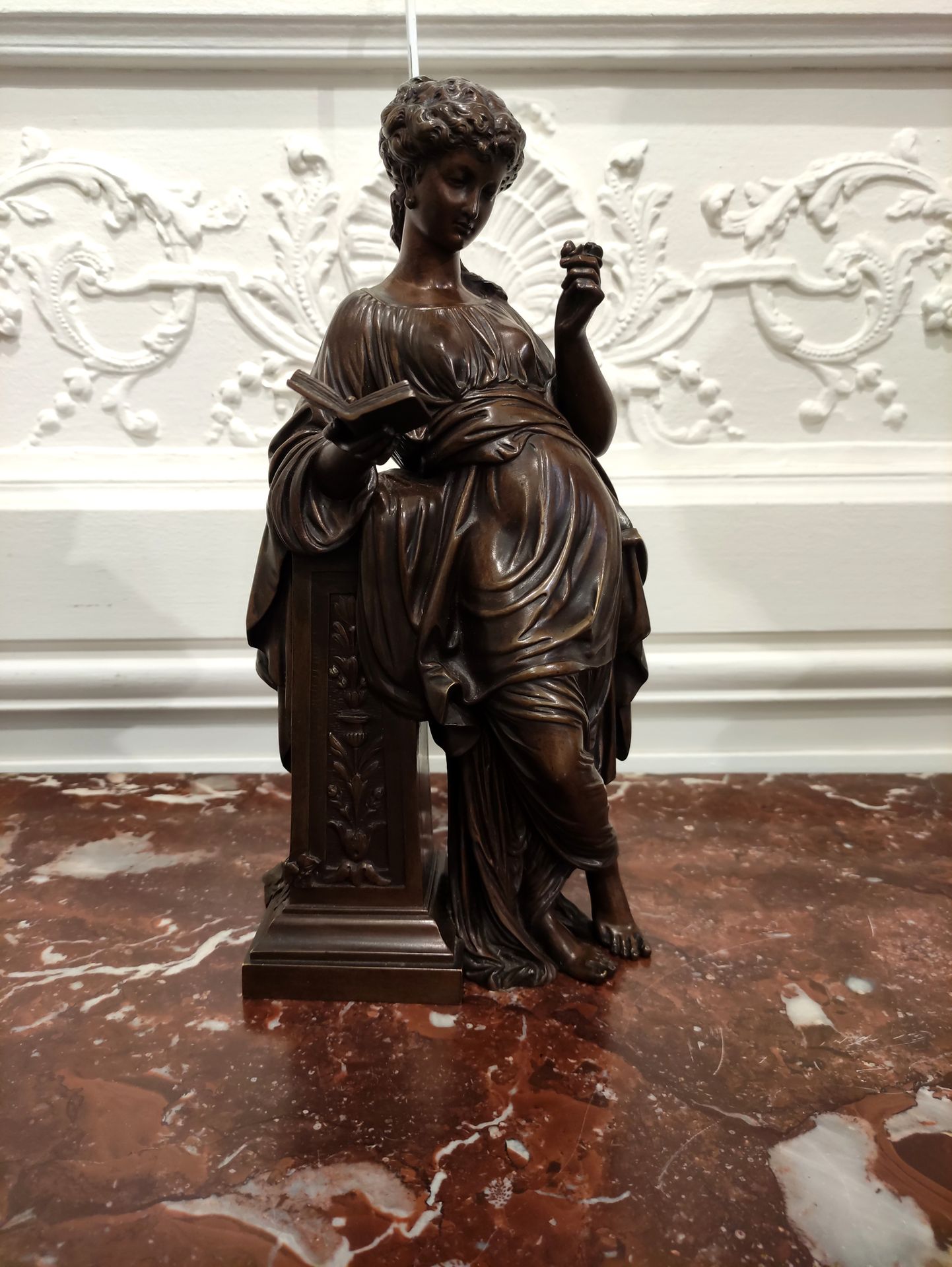 Null Hippolyte MOREAU (1832-1927) Femme à la lecture Bronze à patine brune (dess&hellip;