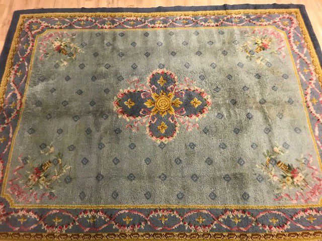 Null 法国Savonnerie缝制的重要地毯 19世纪末，20世纪初 尺寸287 x 223厘米 技术特征 羊毛天鹅绒，棉布衬底 总体状况良好 有轻微的自然&hellip;