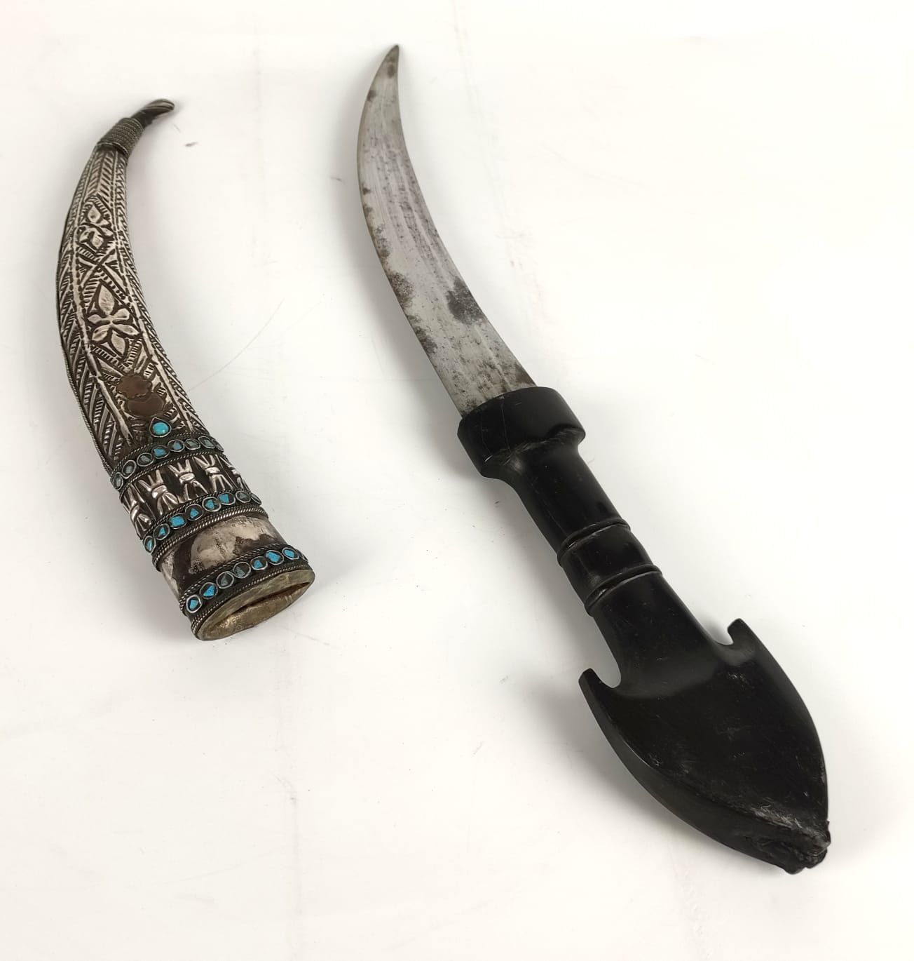 Null KADJAR刀，银质錾花，绿松石装饰，黑檀木手柄（碎片） 约1880年 长度：25厘米