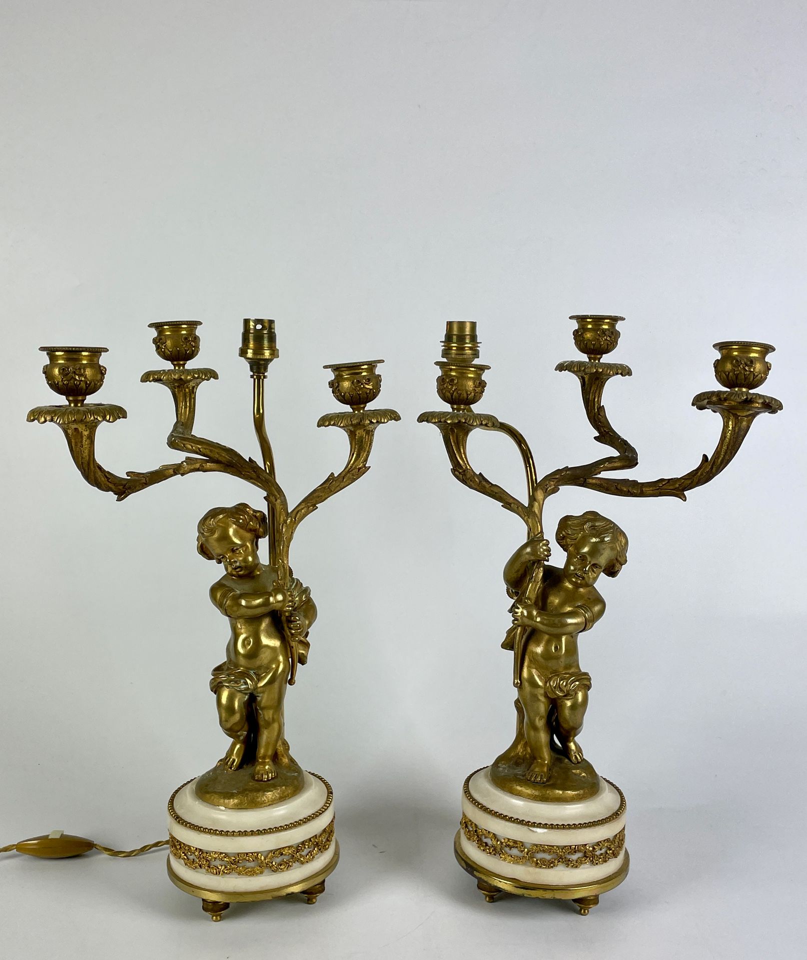 Null PAIRE DE CANDELABRES en bronze doré à trois bras de lumière mouvementée à d&hellip;