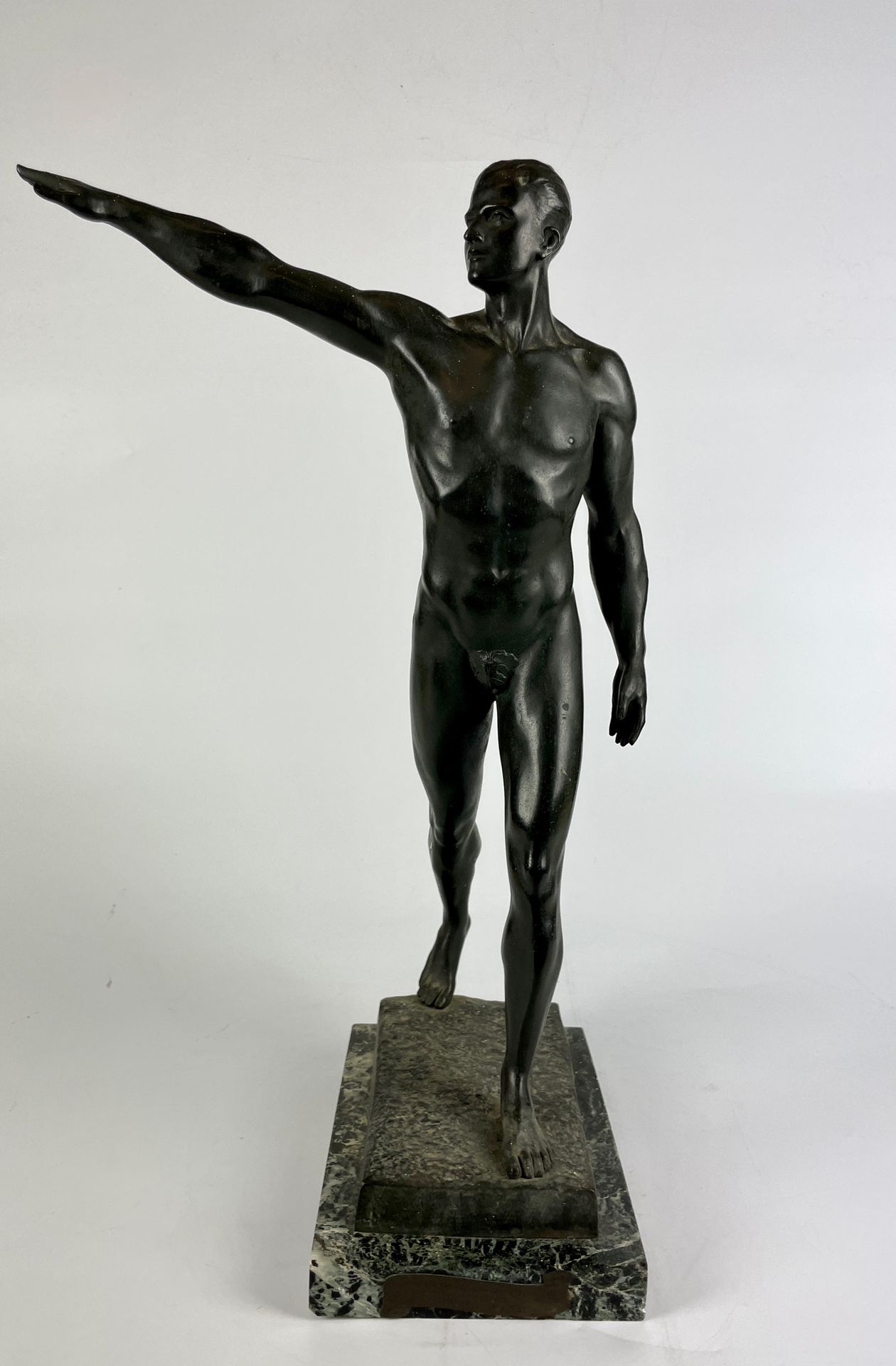 Null Maurice GUIRAUD-RIVIERE (1881-1947) Le salut de l'athlète Bronze à patine v&hellip;