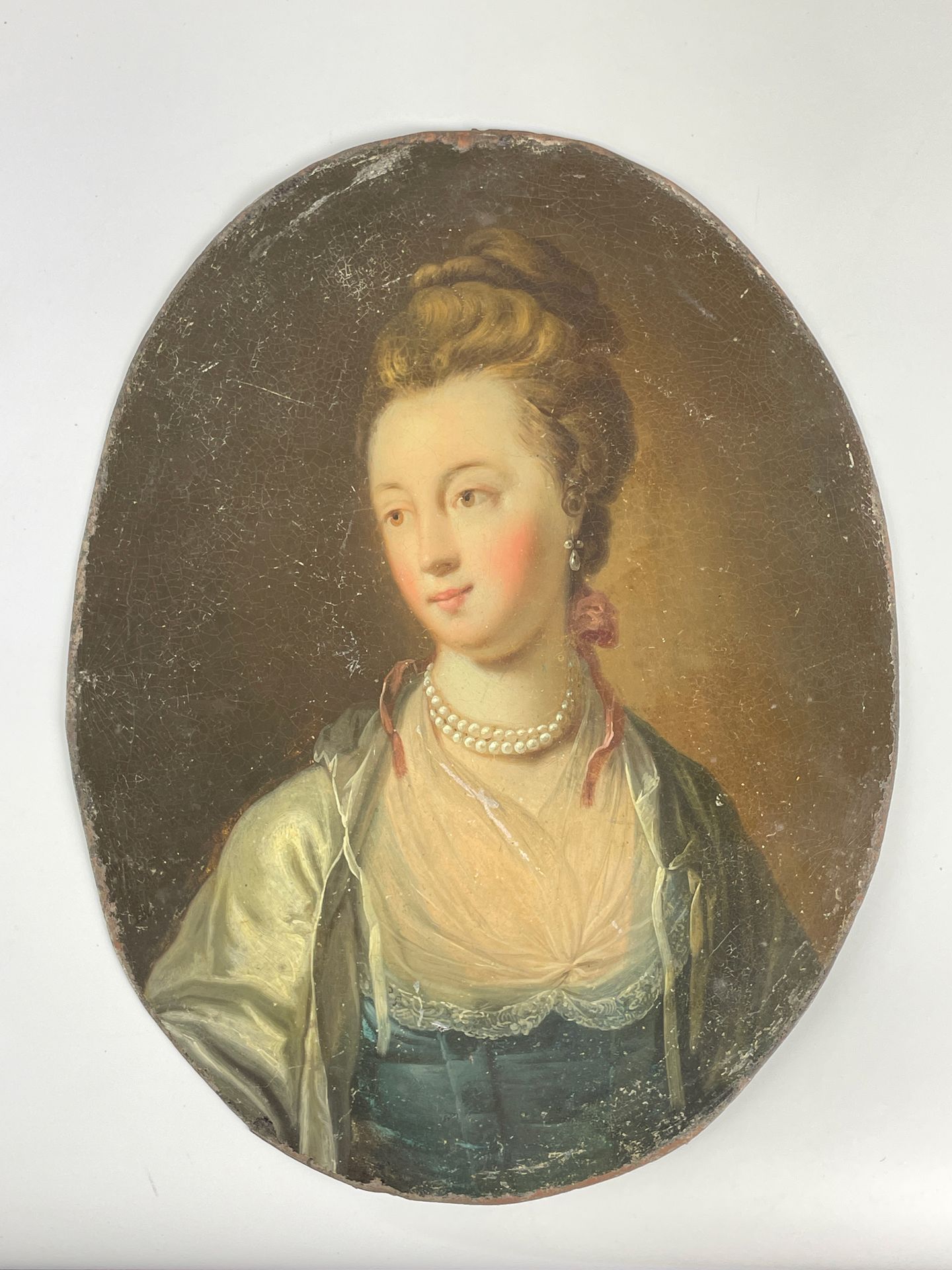 Null ECOLE FRANCAISE du XVIIIe siècle Potrait de Dame au collier de perles Cuivr&hellip;