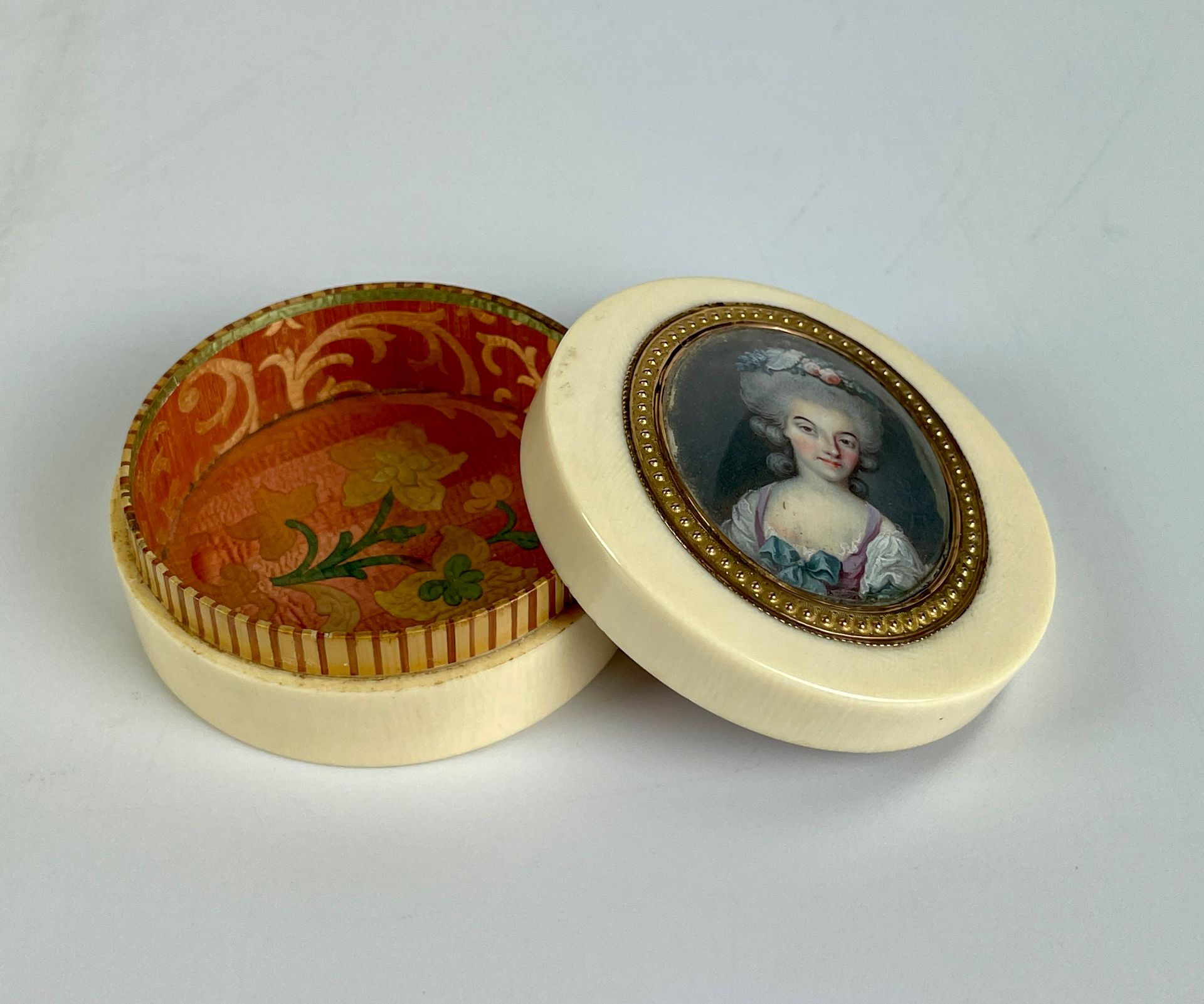 Null Box in ivory decorated with a portrait of lady of quality in a frame in gol&hellip;