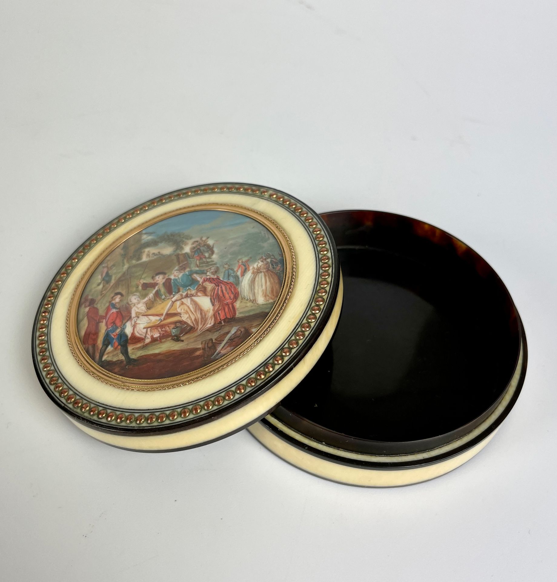 Null 象牙色和玳瑁色的圆盒，顶部有一个微型装饰。19世纪 直径：7.5厘米 状况良好