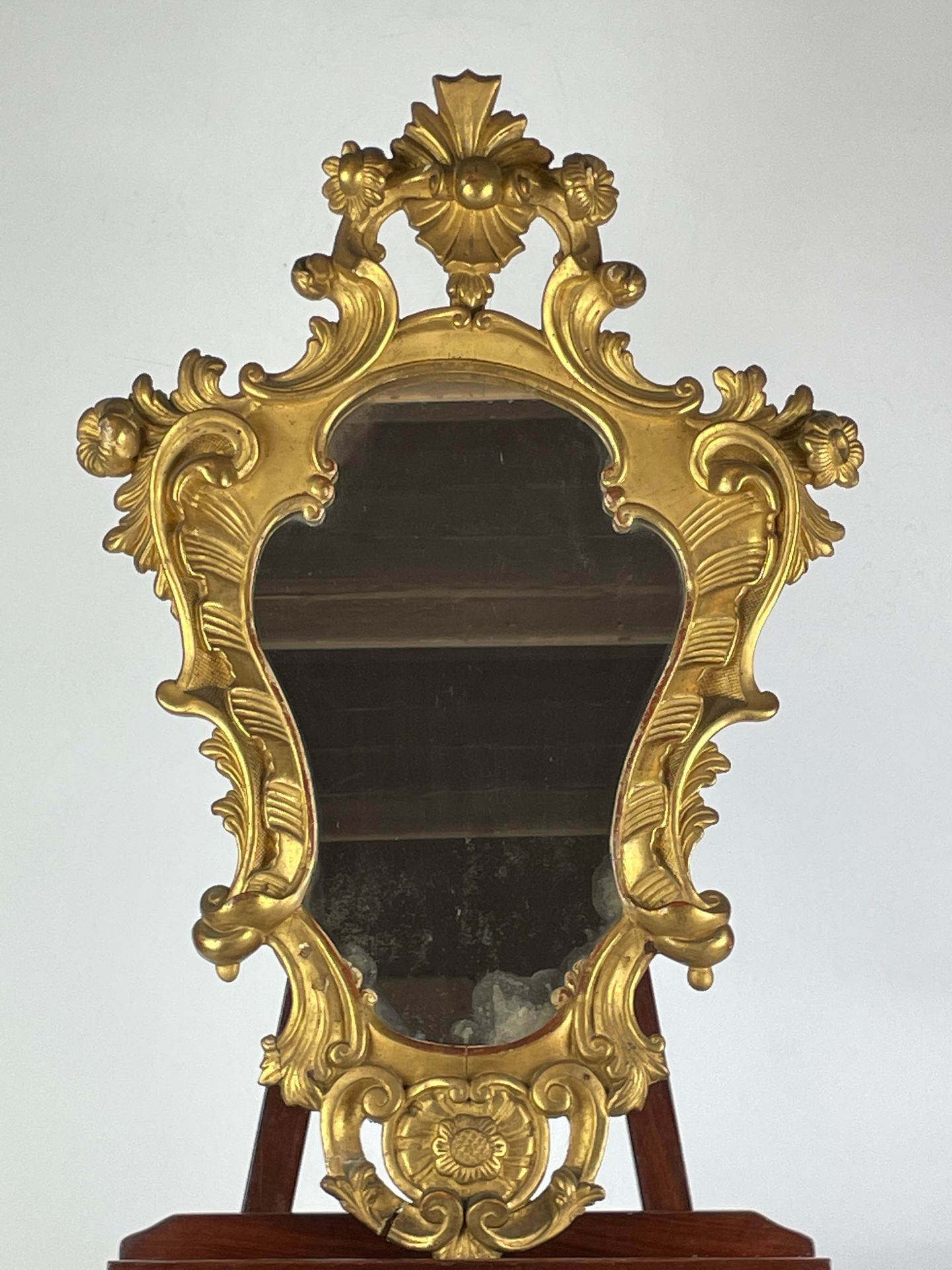 Null MIROIR de forme chantournée en bois doré. XVIIIe siècle 68 x 42 cm éclats, &hellip;