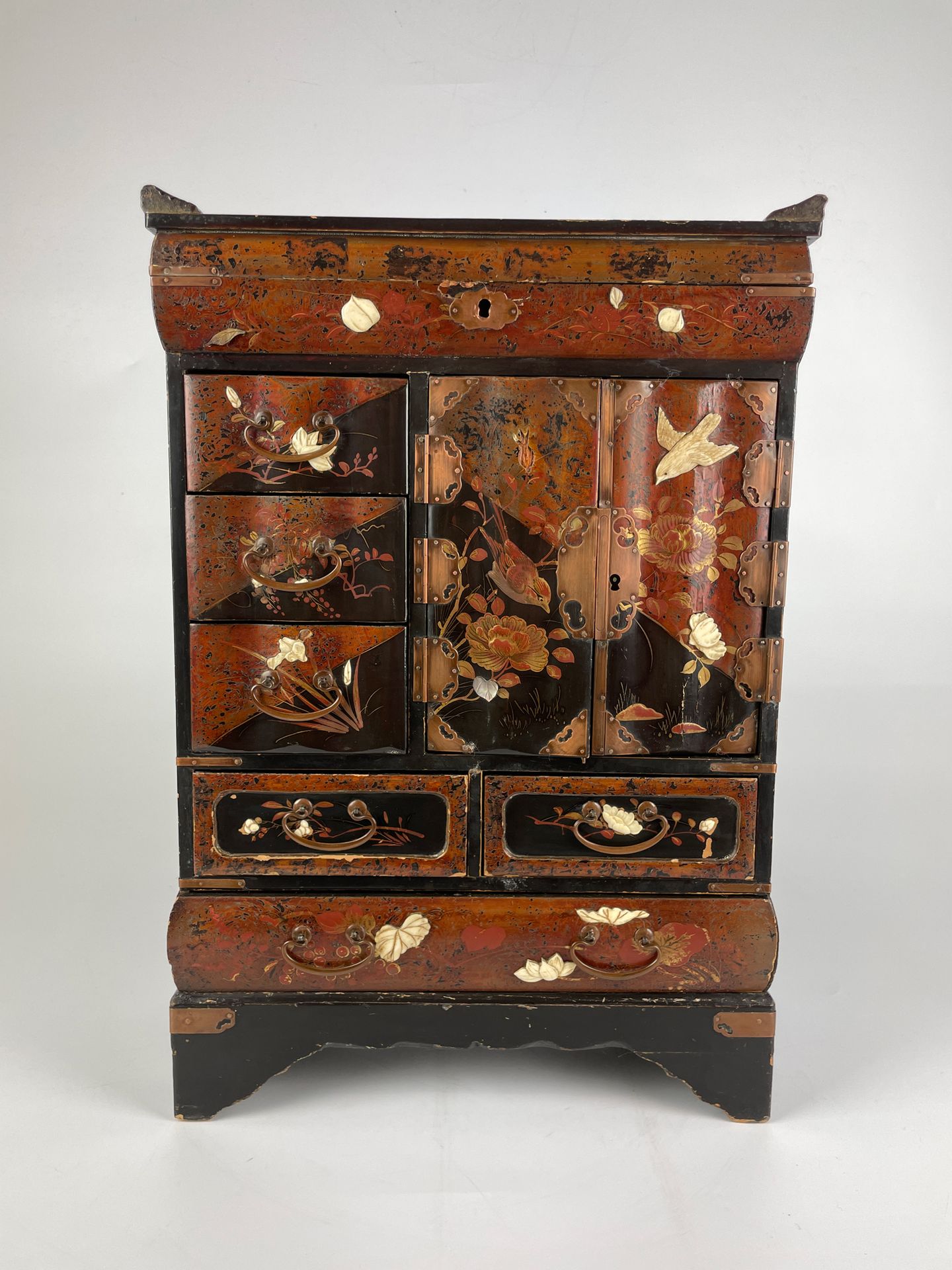 Null 一件科里安橱柜，漆木，抽屉和门都有自然主义的装饰，镶嵌着象牙和珍珠母。19世纪晚期 44 x 30 x 15厘米(碎片)