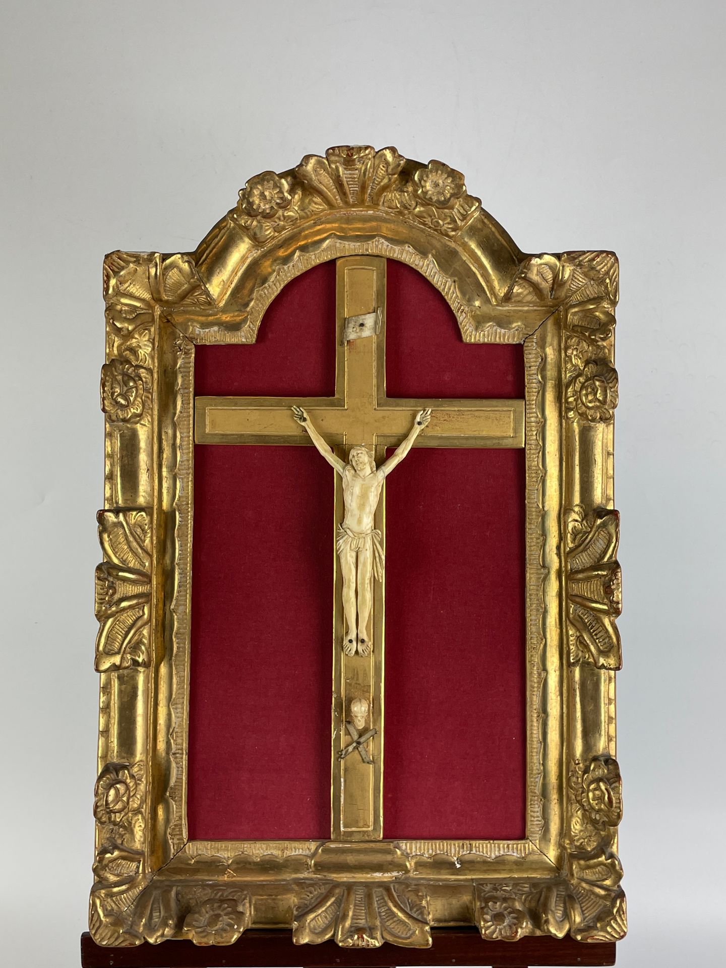 Null CHRIST en ivoire dans un encadrement en bois doré feuillagé. XVIIIe siècle &hellip;