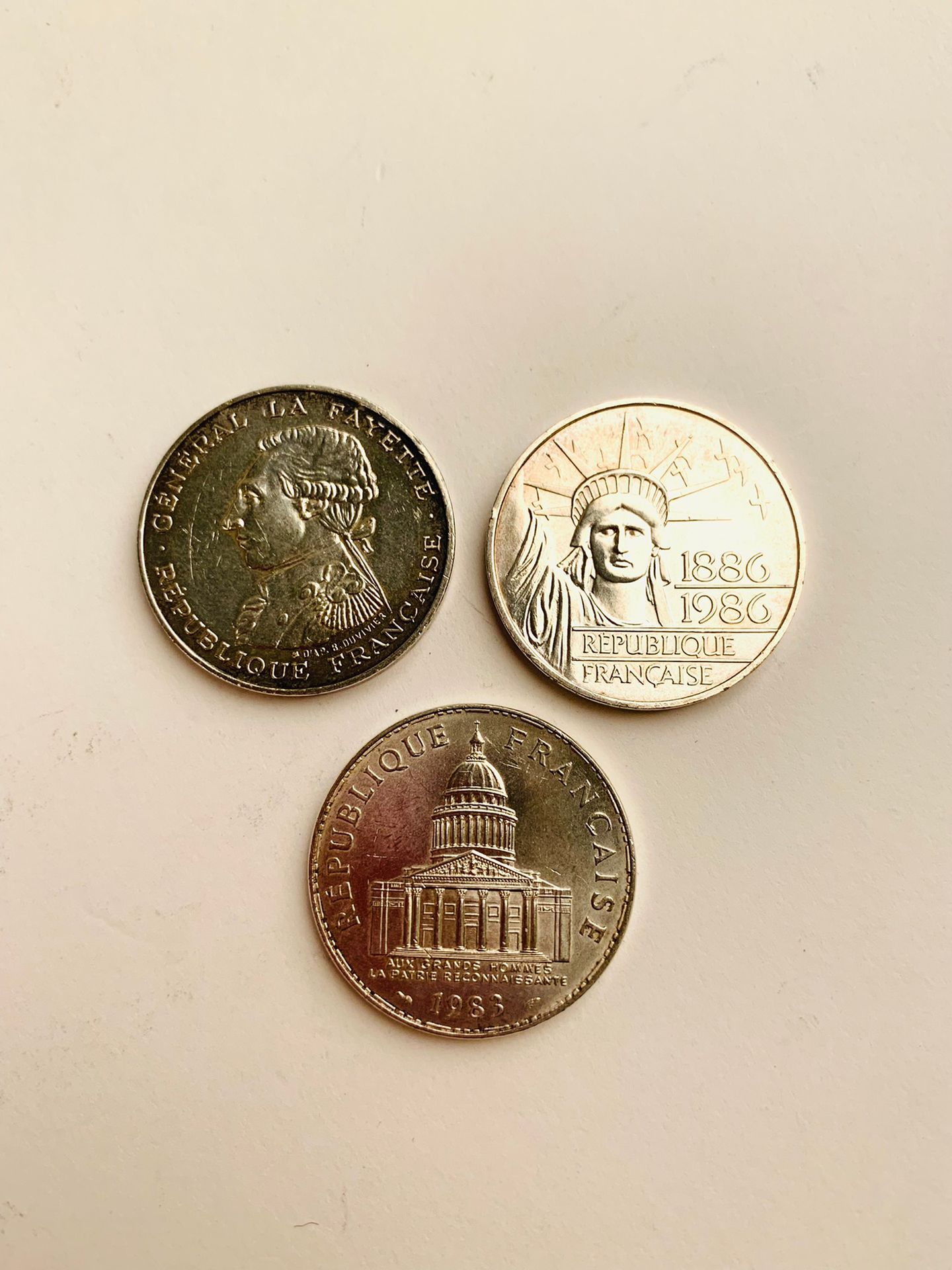Null 三枚100 FRS银币：其中一枚是1983年的 "Aux grands hommes, la patrie reconnaissante"，带有万神殿&hellip;