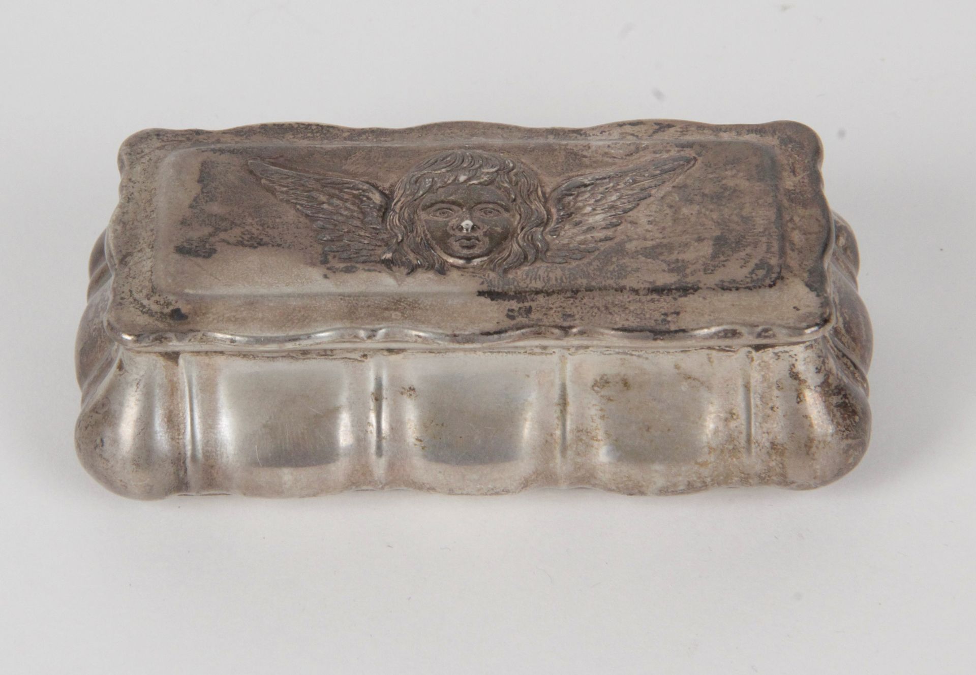 Null 一个小的长方形烟草盒，铰链盖，装饰着一个带翅膀的小天使。 英国银器作品。重量：81克 高：3 x 宽：9 x 深：4厘米