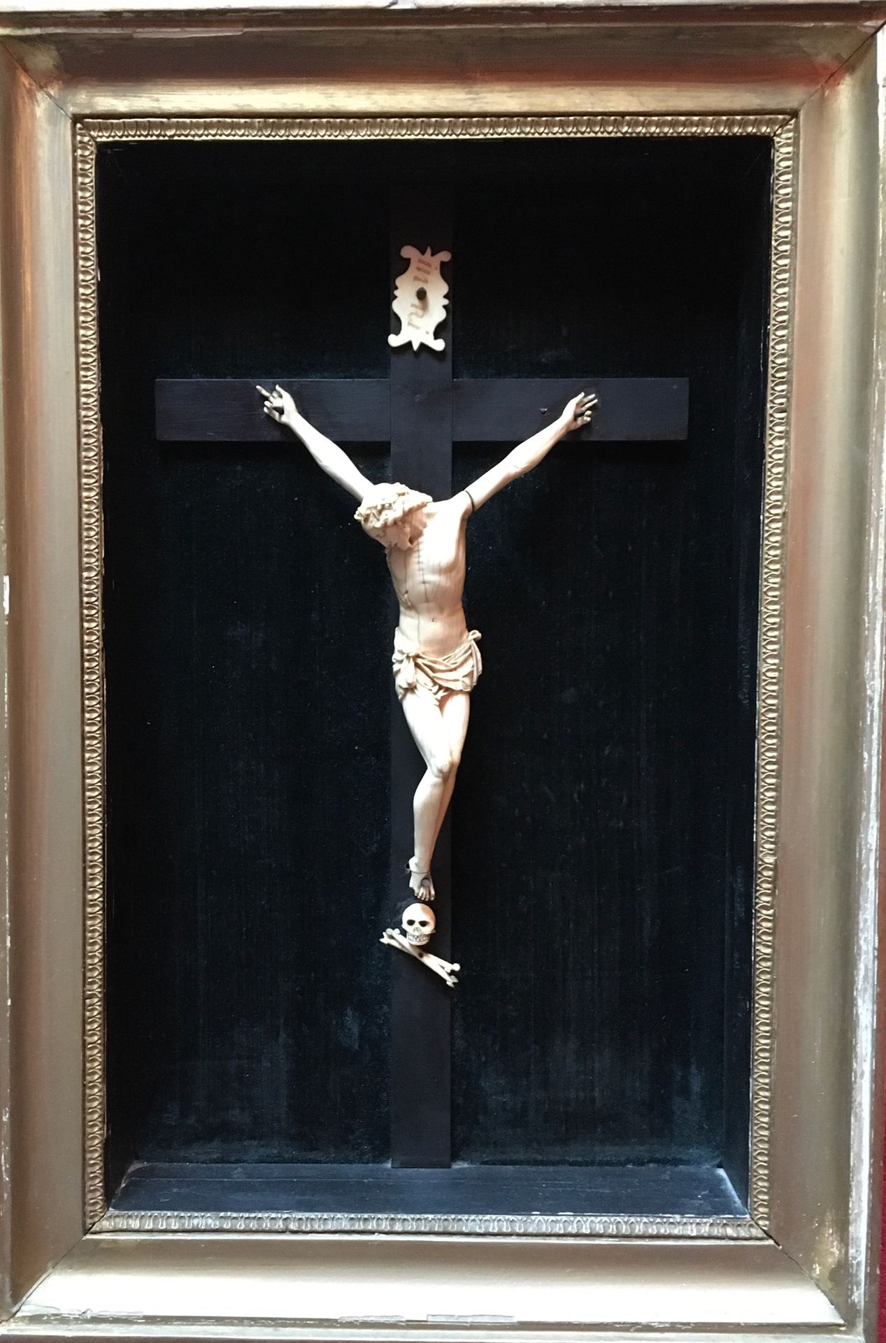 Null MESA DE CRUCIFIX, Cristo en marfil con su tito, su cráneo y sus espinillas &hellip;