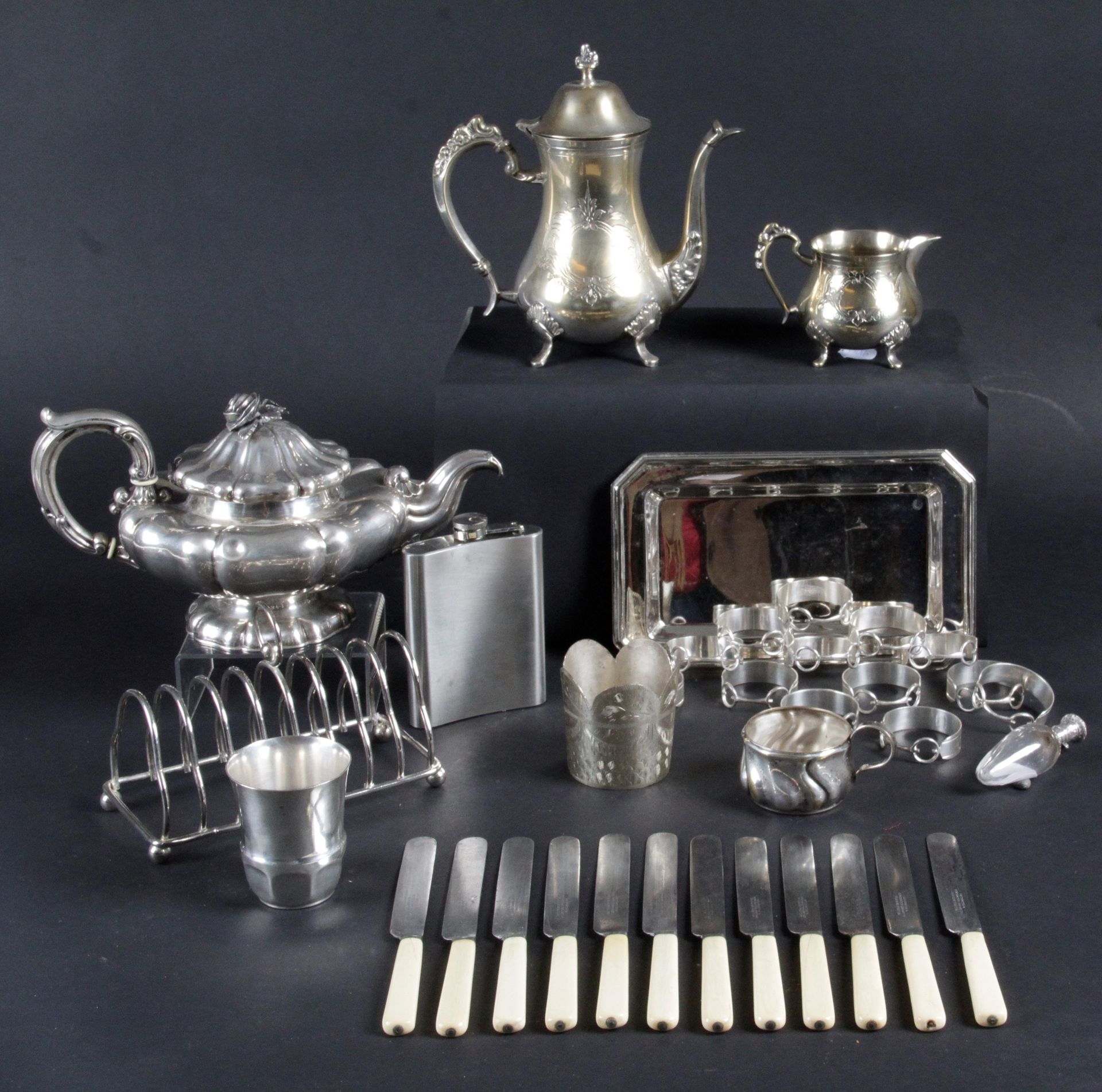 Null LOT OF SILVER METAL: - A toast holder - A teapot and a milk jug on four fee&hellip;