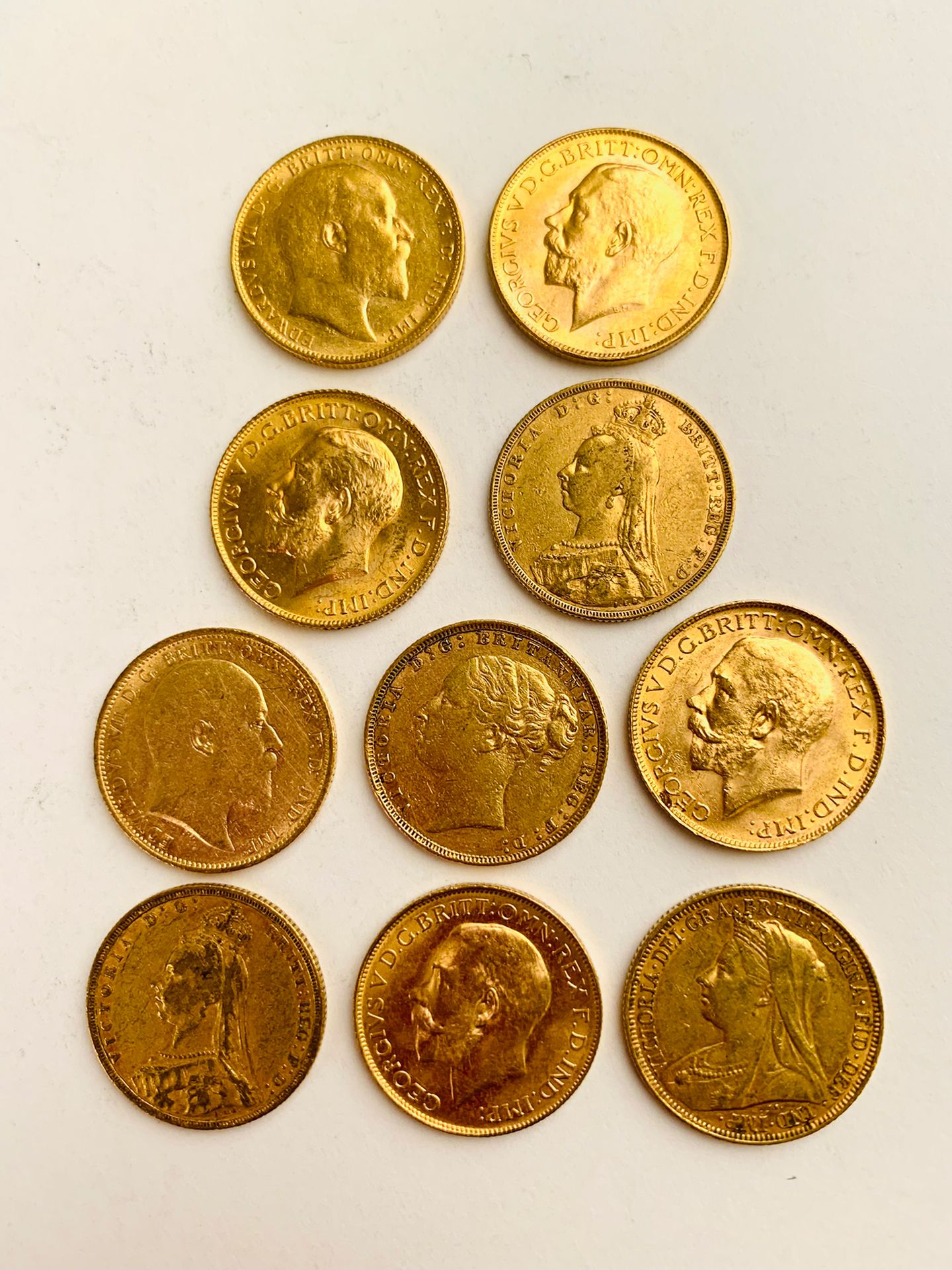 Null 10 PEZZI d'oro sovrano britannico. 1878, 1880, 1888, 1895, 1905, 1906, 1918&hellip;