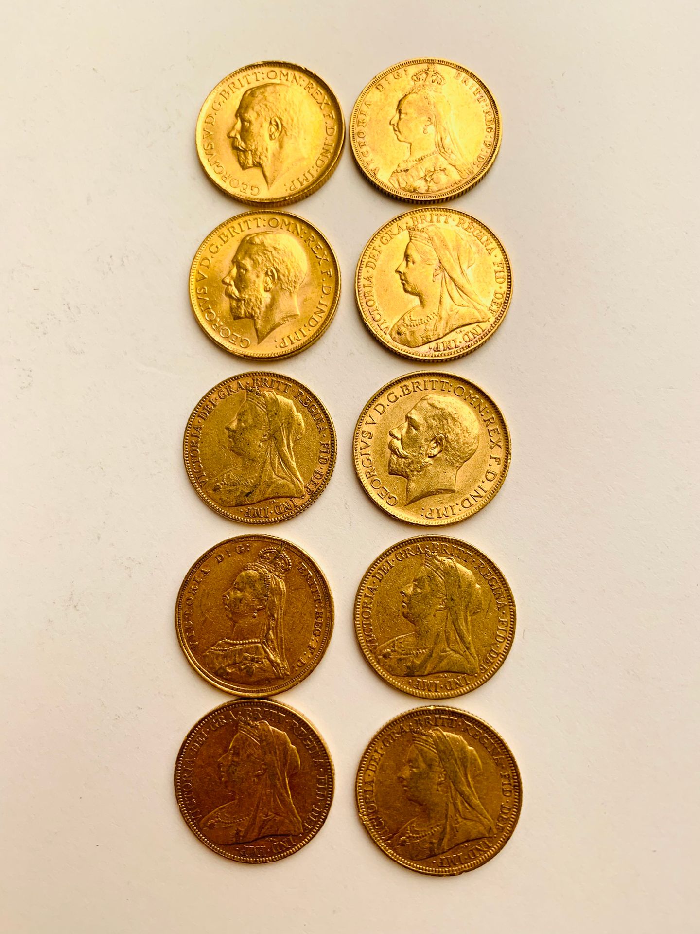 Null 10块英国主权金片。1888, 1891, 1894, 1896, 1900, 1912, 1915, 1928.重量：79.73克