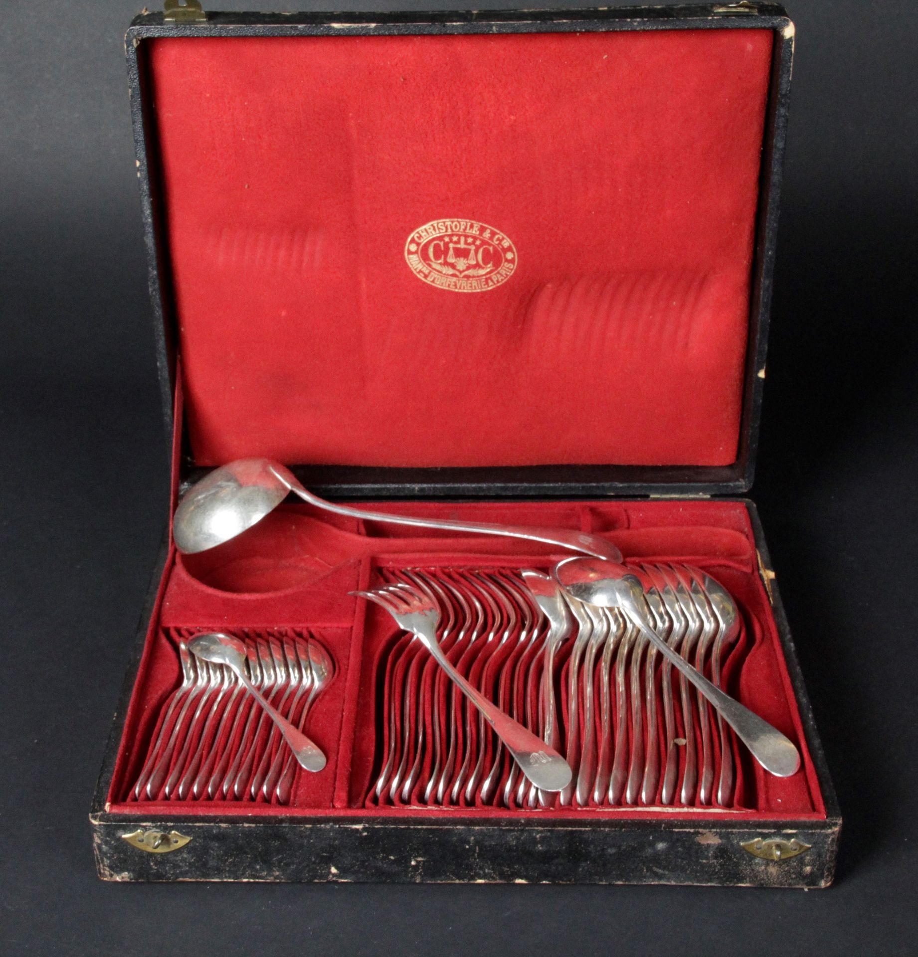 Null CHRISTOFLE，镀银金属：十二个餐具，十二个勺子和一个勺子，有图案的锅铲，镀银金属。在他们原来的案件中。