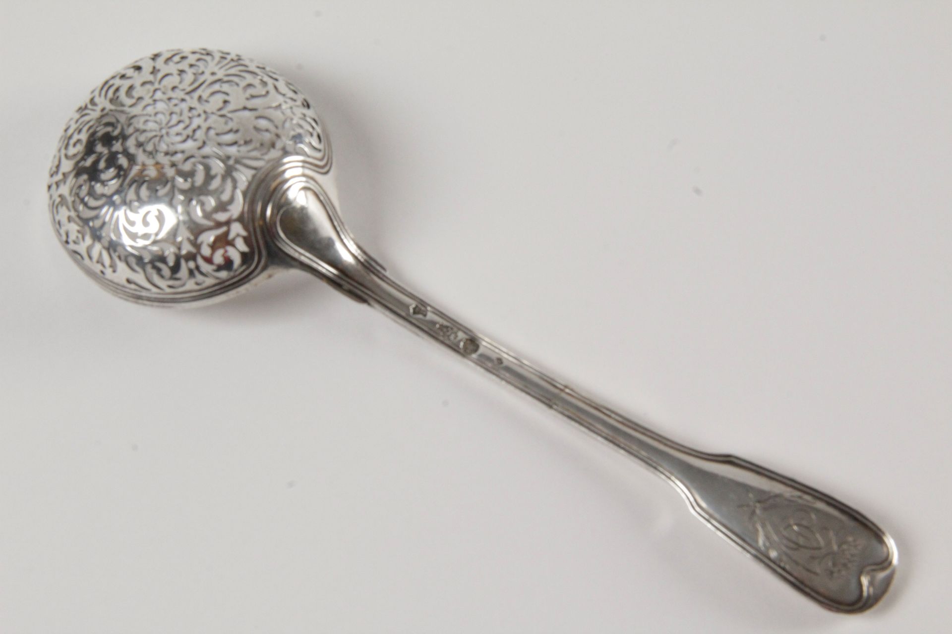 Null 银质SAUPOUDRÉ SPOON，18世纪。 勺子被刺穿。有轮廓的鱼片和有图案的铲子。农民将军的标志。 重量：88克。L. : 21 cm.(总体状&hellip;