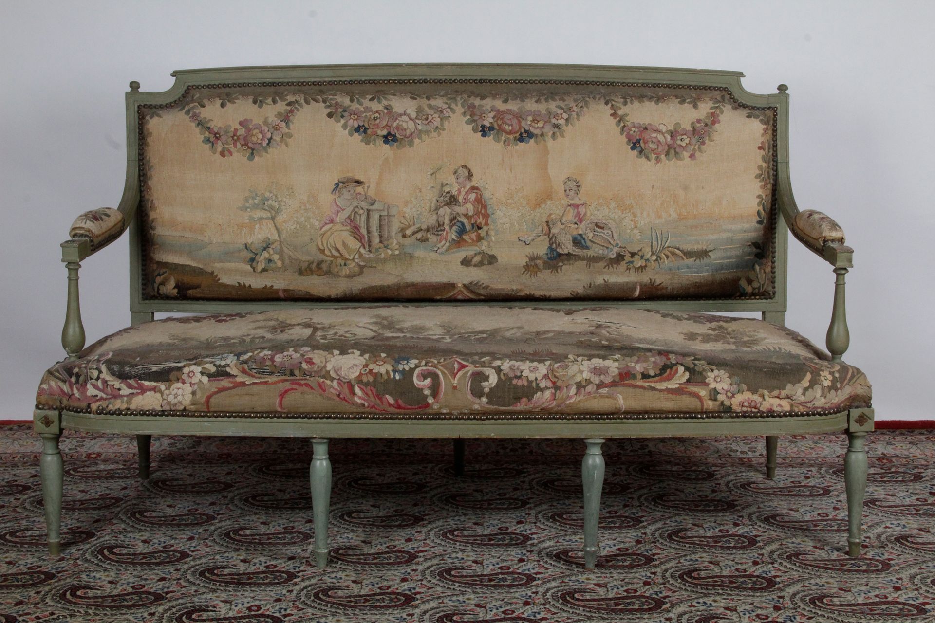 Null Sofa aus Holz, profiliert und grau lackiert, mit gerader Rückenlehne und ba&hellip;