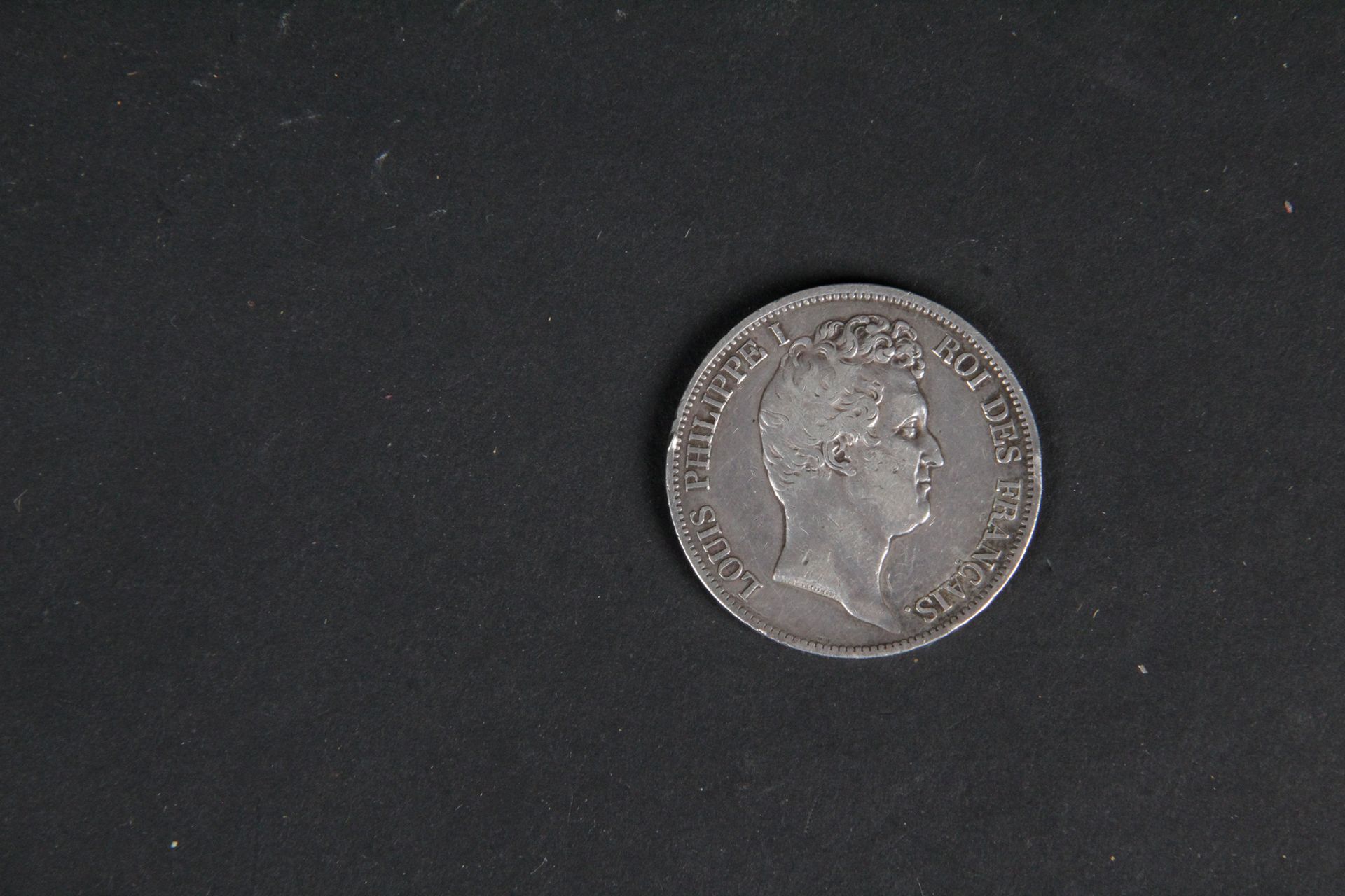 Null 1件：路易-菲利普一世（1830-1848）。 5法郎Domard，边缘为浮雕，1830年，字母A代表巴黎。银：24.70克