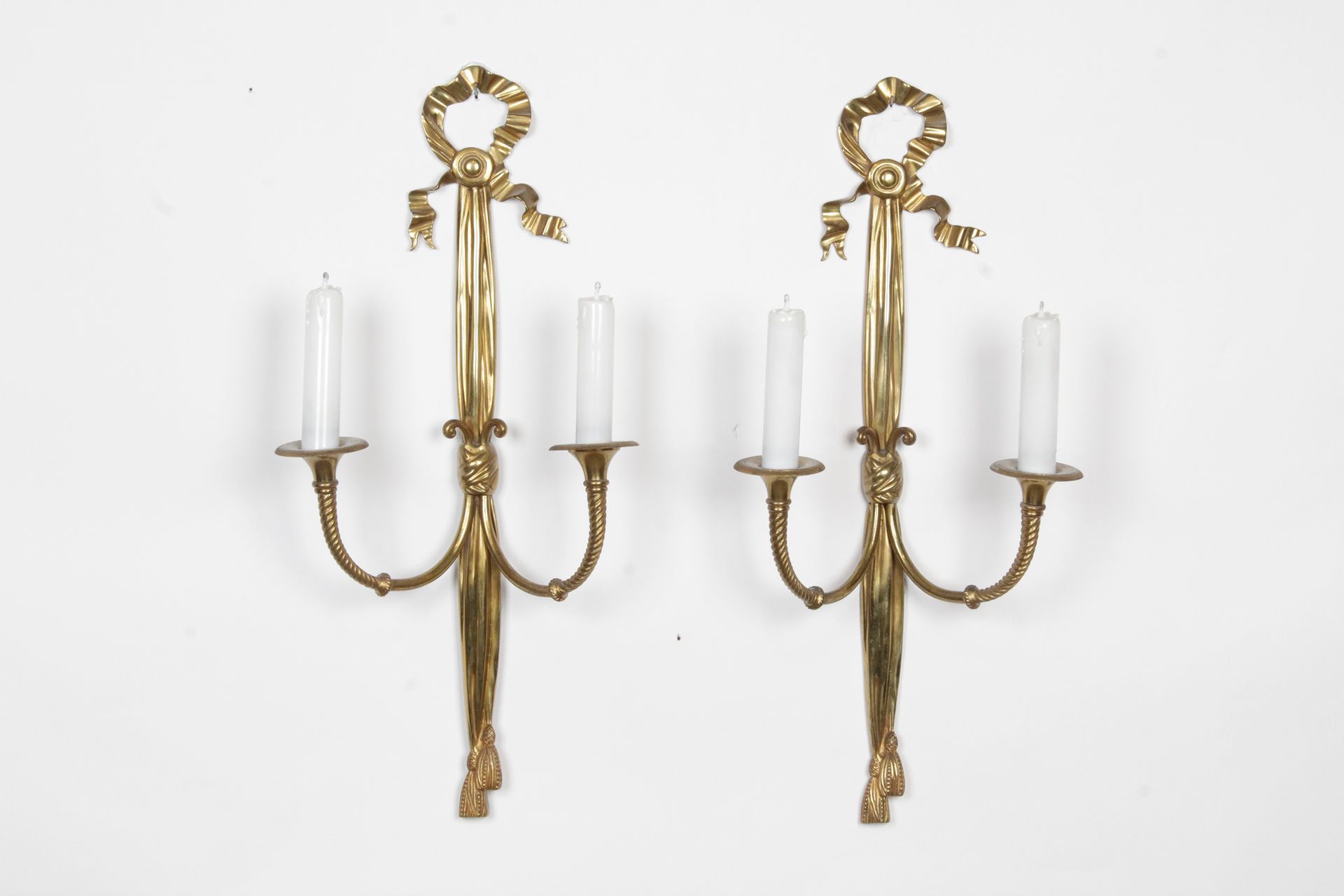 Null 一对鎏金青铜双灯壁炉，带蝴蝶结和装饰。路易十六的风格。 高：55.5 x 宽：25厘米