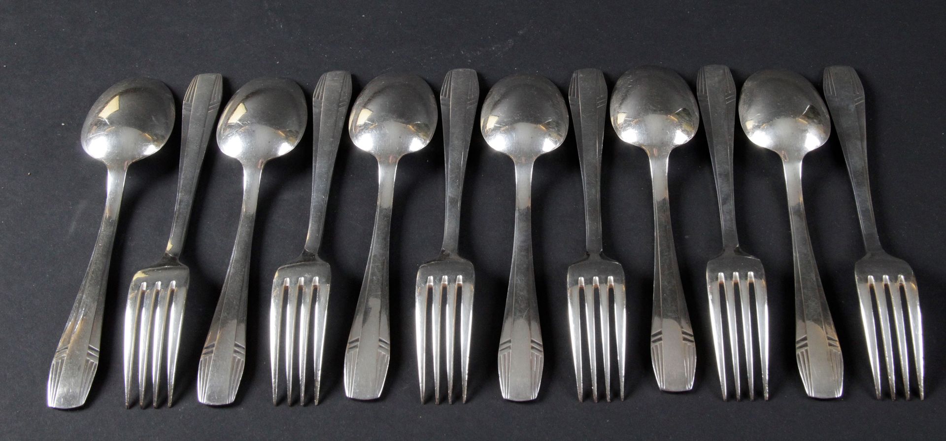Null CHRISTOFLE：六件艺术装饰风格的镀银餐具。