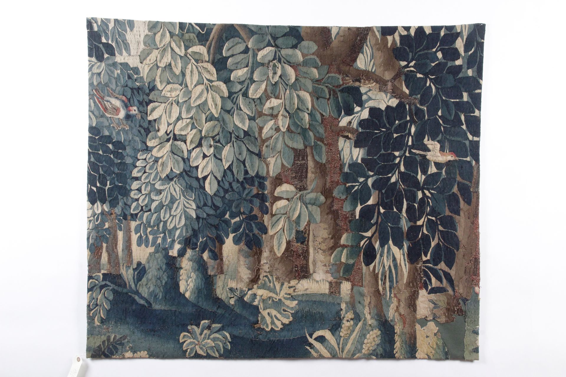 Null AUBUSSON TAPESTRIES被称为verdure。"灌木丛中的鸟儿 "片段。18世纪，99 x 117厘米