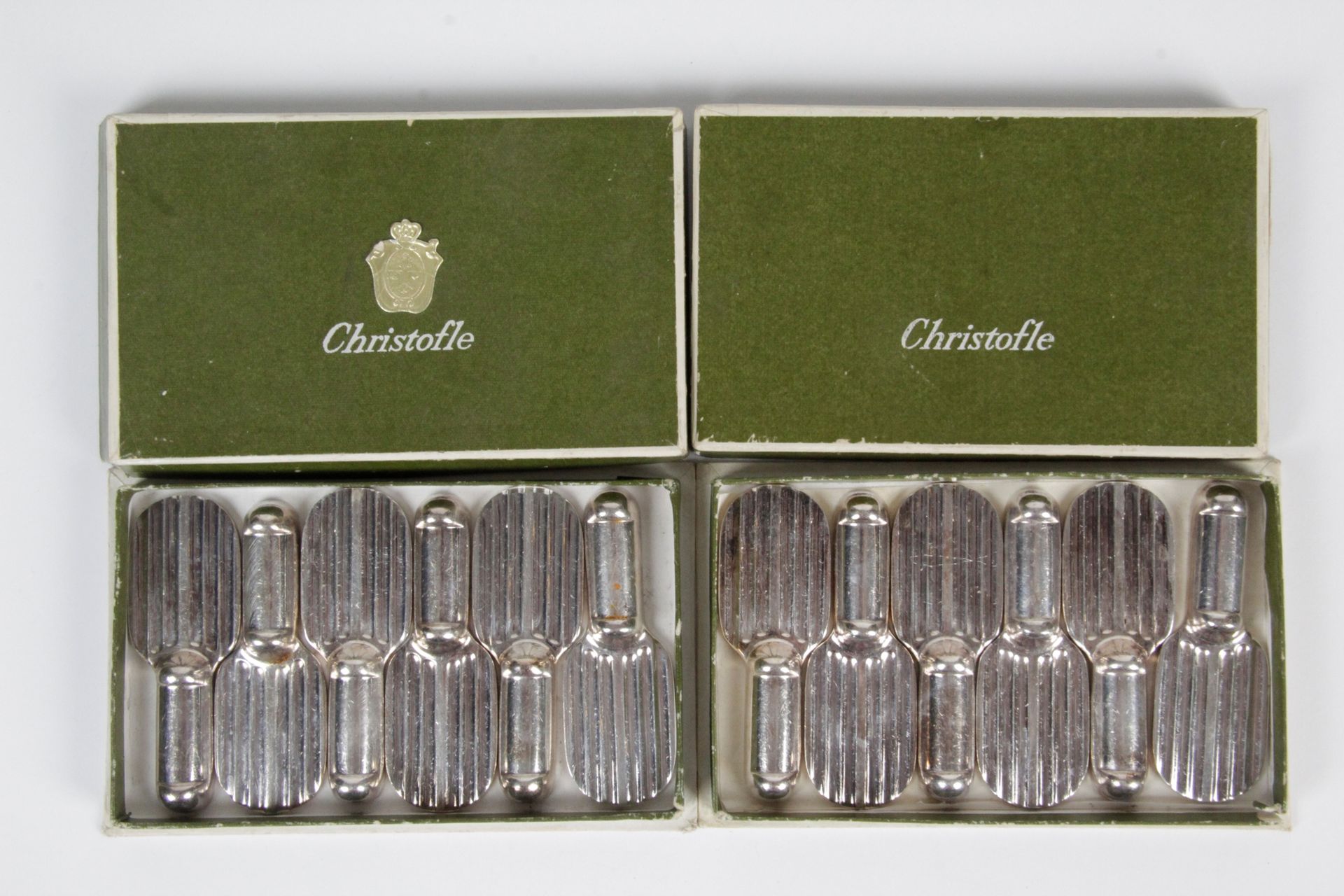 Null CHRISTOFLE，镀银：12个有槽的刀架，球拍型，装在原来的盒子里，大约在1960年。 L. 7,5 cm.状况良好。