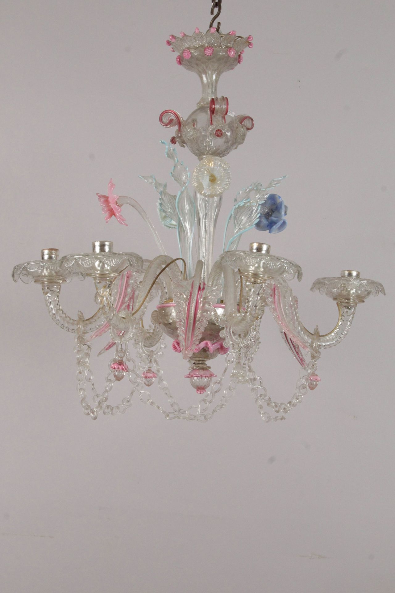Null 一个小型的MURANO灯，有六个灯臂，用多色玻璃装饰着叶子和郁金香。年代：20世纪。(小的事故和丢失的部件，状况良好) 高：60厘米