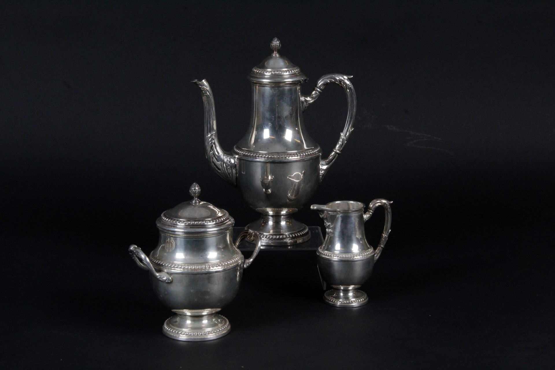 Null 银器：茶壶，糖碗，牛奶壶，有珍珠和叶子楣装饰。(小的污点、磨损和划痕)