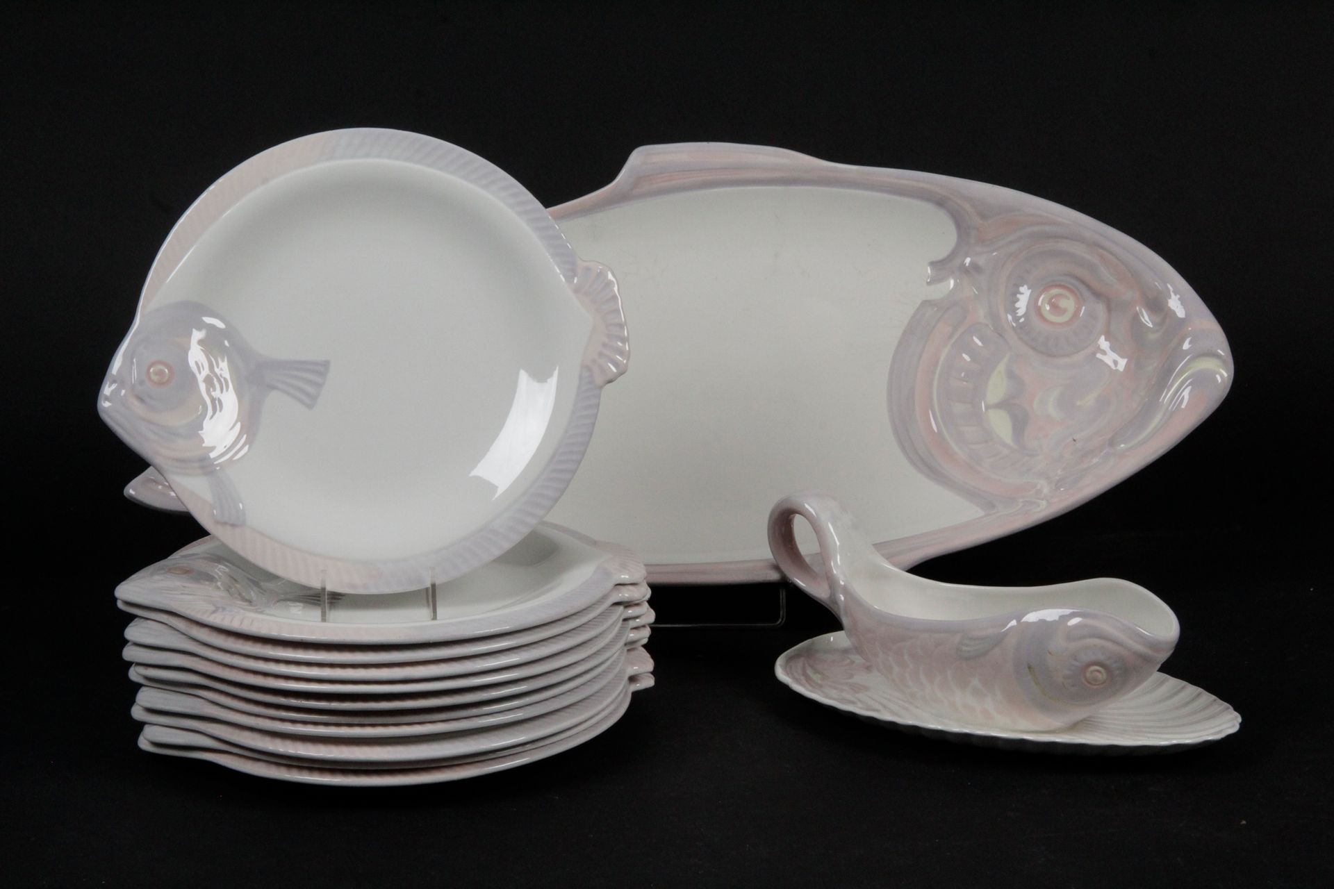 Null LONGWY FISH SERVICE: 用旧的白色，粉色和灰色陶器，包括11个盘子，一个大的椭圆形盘子和一个酱汁船。小事故