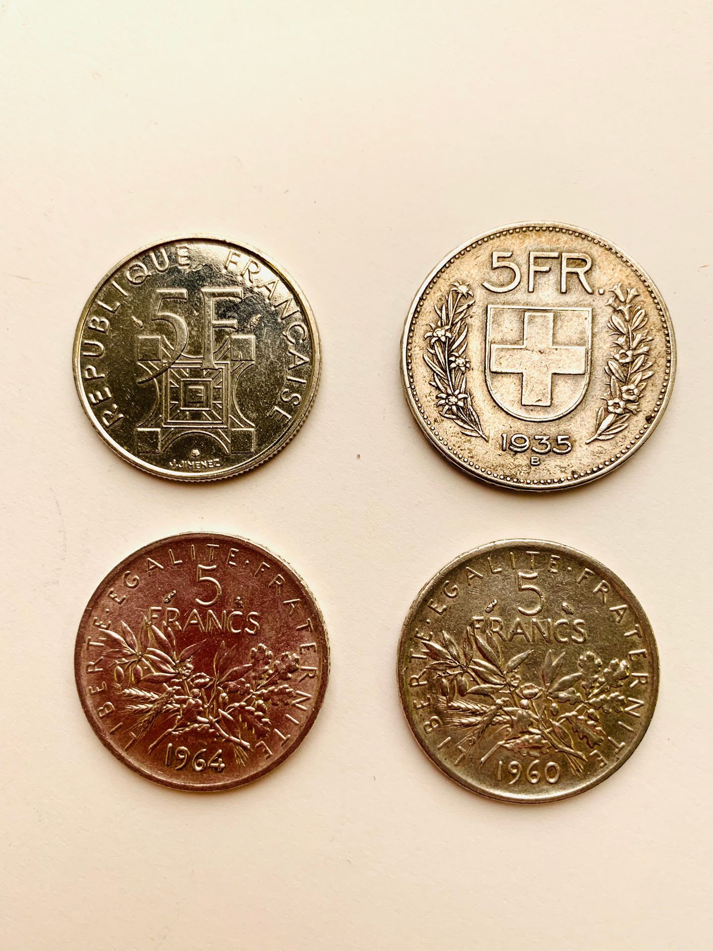 Null 瑞士和法国的四枚5FRS硬币：一枚1935年的瑞士硬币，银0.835。一枚硬币 "埃菲尔铁塔1889-1989 "铜镍合金。两枚硬币 "播种 "铜镍合&hellip;