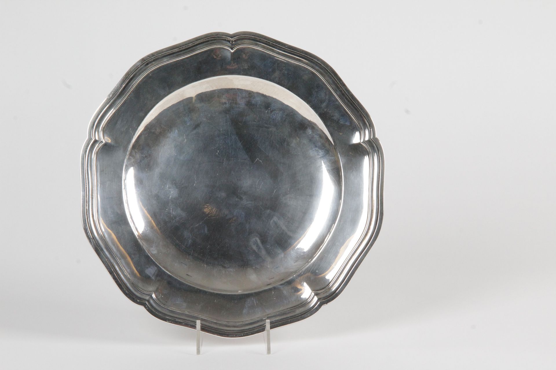 Null 九十五万分之一的银盘，带有轮廓网的装饰。金匠：皮埃尔-弗朗索瓦-奥古斯丁-图尔凯（1844-1855）。标记：Minerve。重量：701克。直径：2&hellip;