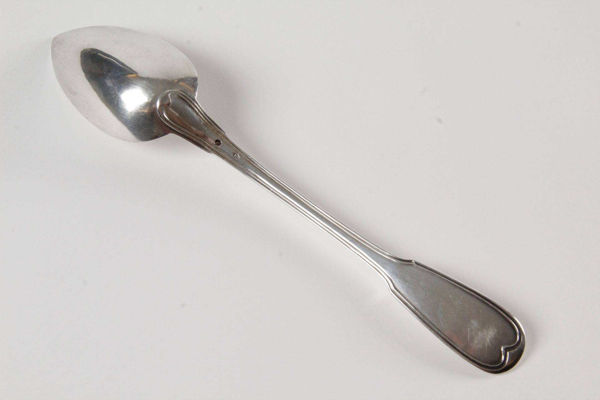 Null 拉戈斯特银质汤匙，千分之九十五，带轮廓网装饰。 Goldsmith: ?霍尔马克-米纳维。重量：122克。L. : 27 cm. (小穿)。