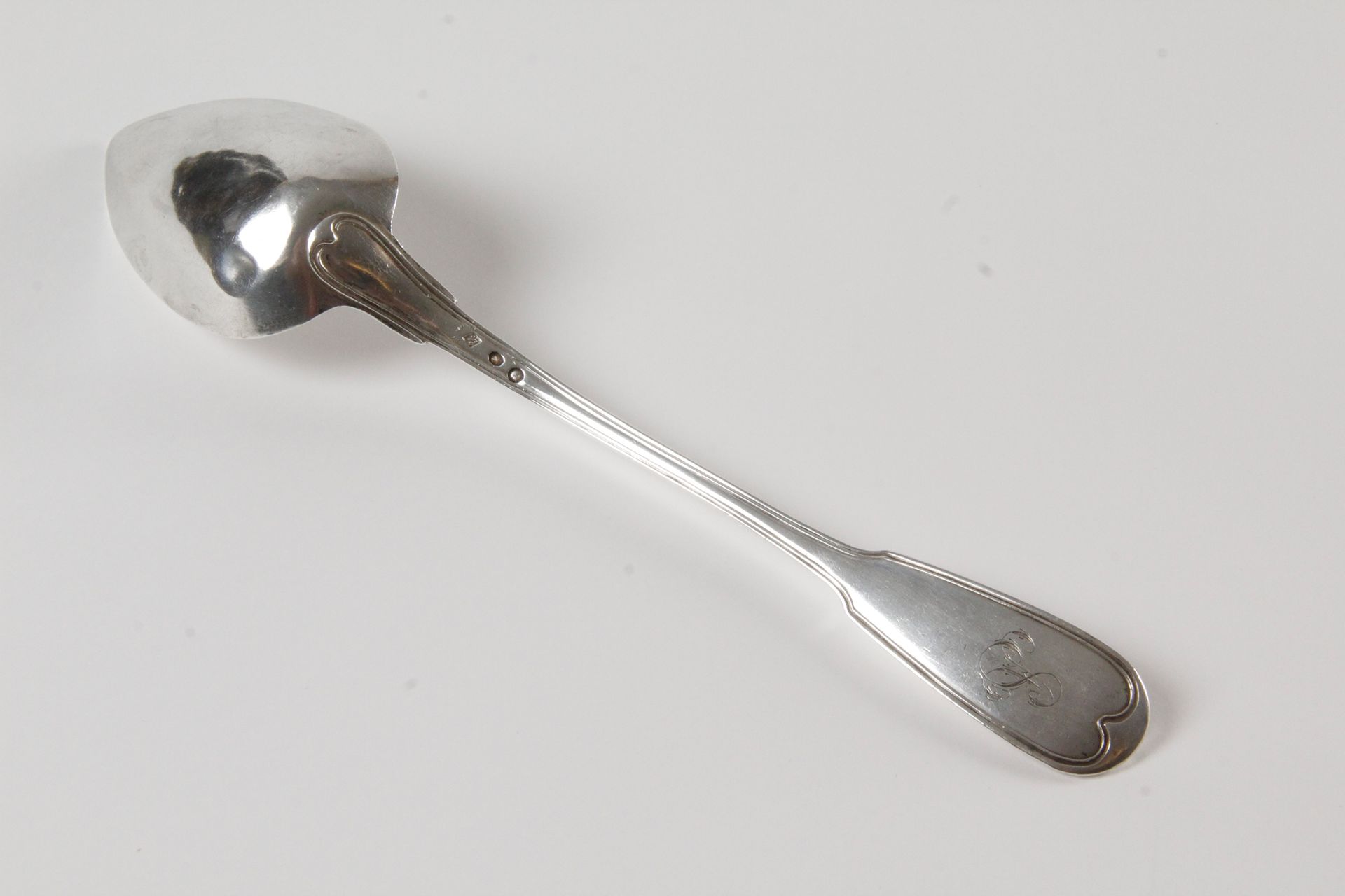 Null 拉戈斯特银质汤匙，95万分之一，带有轮廓网的装饰。 铲子上有图案。 Goldsmith: ?标记为巴黎的第一只公鸡（1803-1809）。重量：154&hellip;