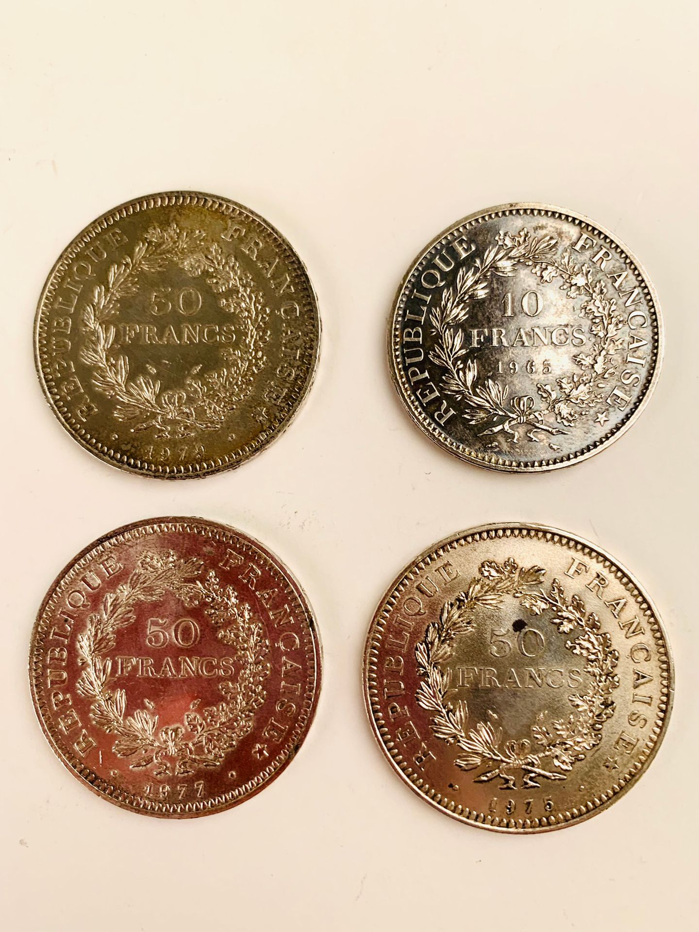 Null 一组四枚银币：三枚50法郎硬币，1975年、1977年和1979年的大力士。1965年海格力斯10法郎的硬币一枚。重量：118克。