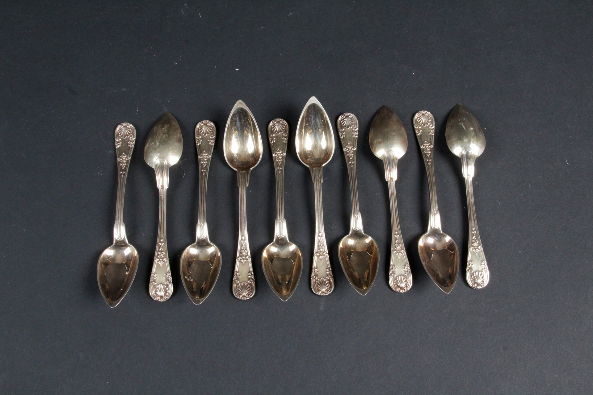 Null SET OF TEN GOLDEN TEA SPoons of the Louis-Philippe period decorated with sh&hellip;