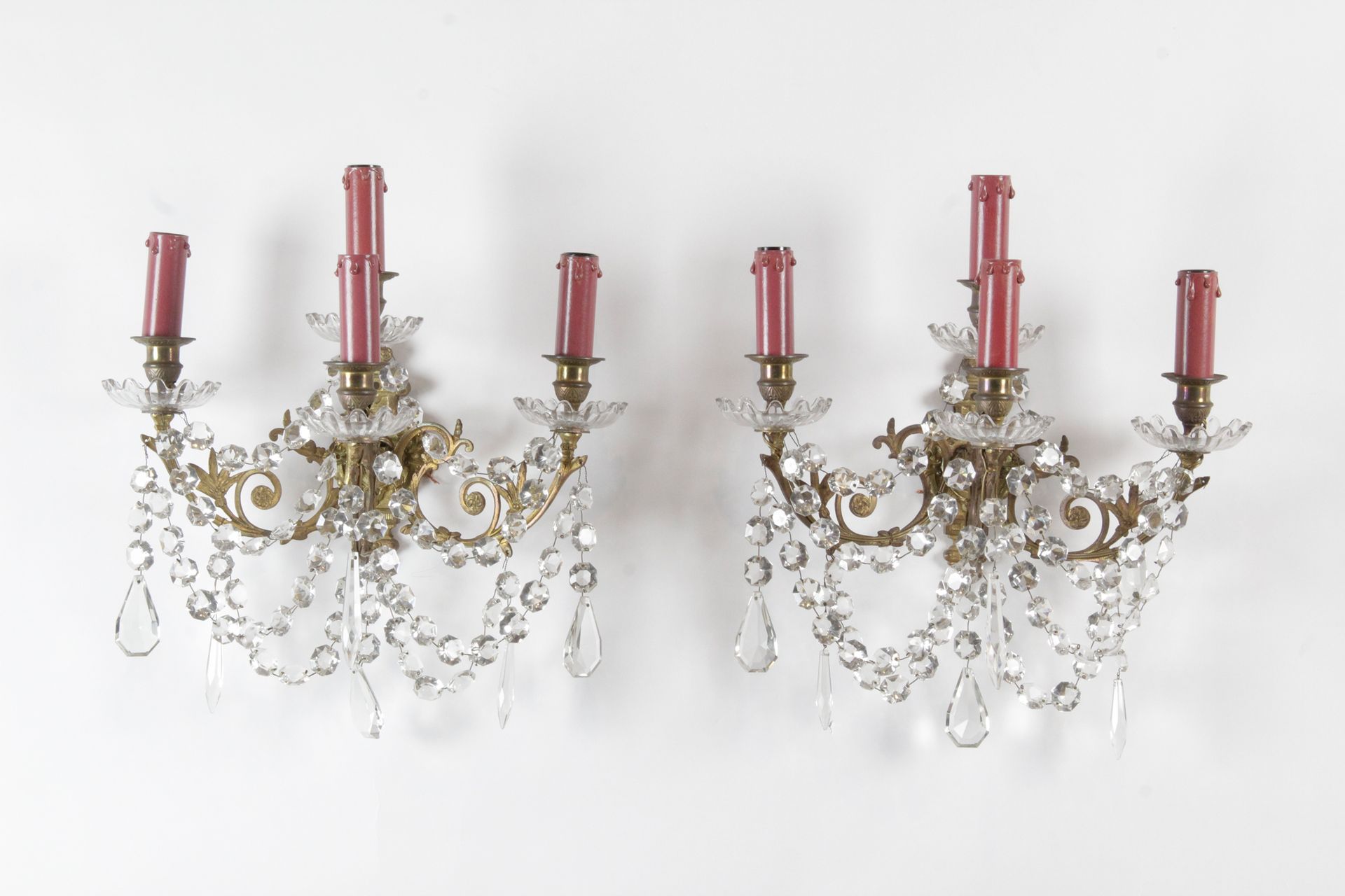 Null 一对四灯镀金青铜壁炉，装饰有叶子和卷轴，珍珠项链吊坠和模制玻璃波贝。 路易十五风格。高：22 x 宽：42 厘米