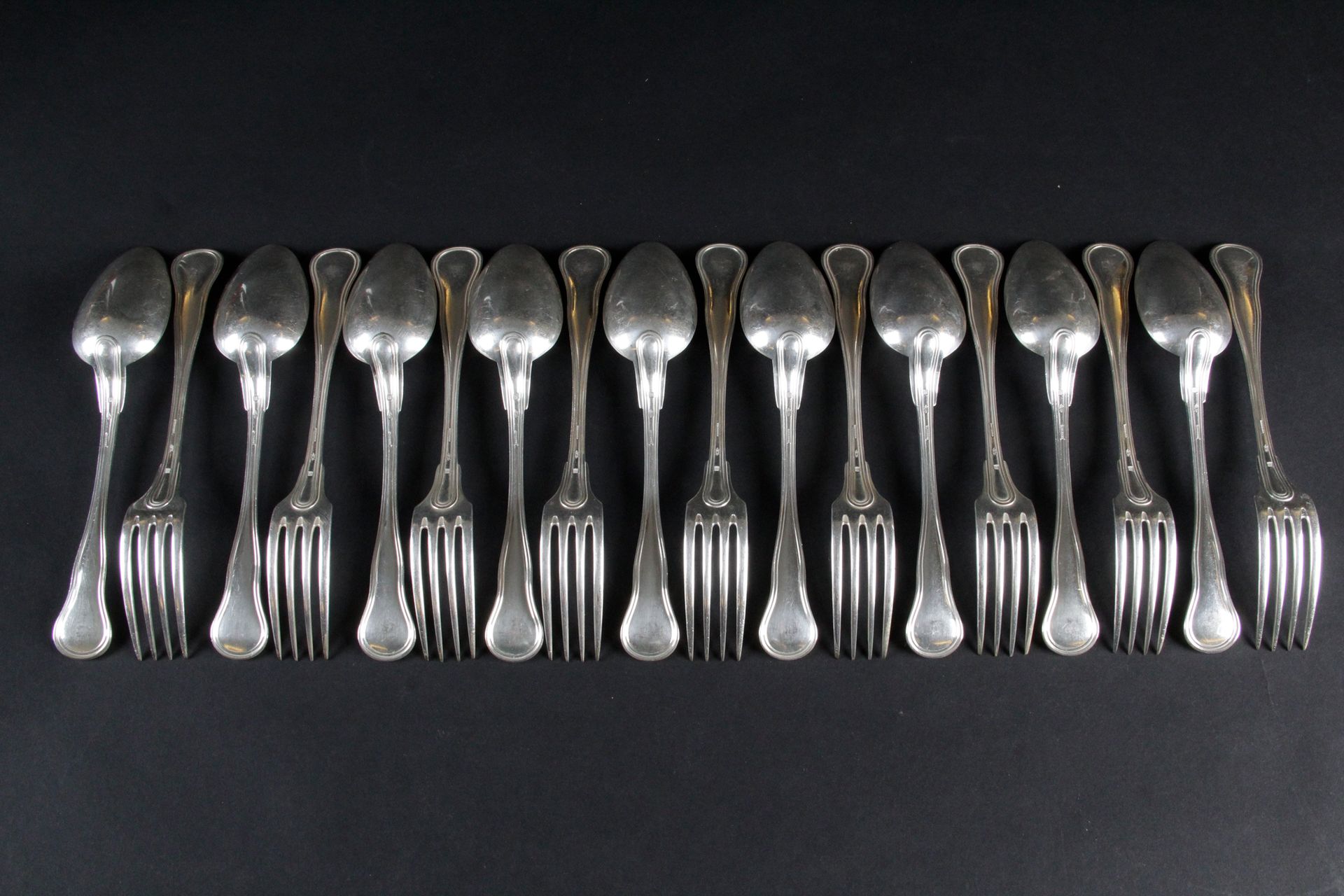 Null HALPHEN GOLDEN, SILVERED METAL: 九把勺子和九把叉子，图案为FILETS DE CONTROUS。(轻微磨损)