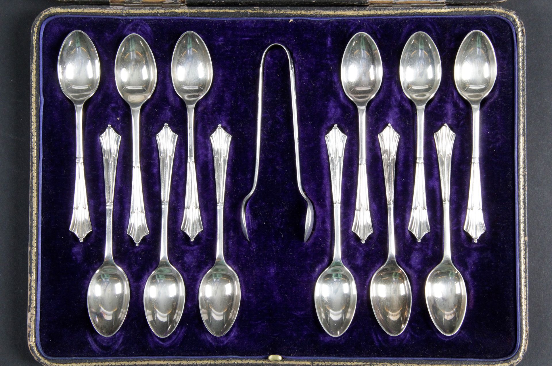 Null 十二个镀银咖啡勺和一个带喇叭形铲子的糖笔，上面装饰着小圆点。伦敦和谢菲尔德的MAXFIELD & Sons公司的英文作品。