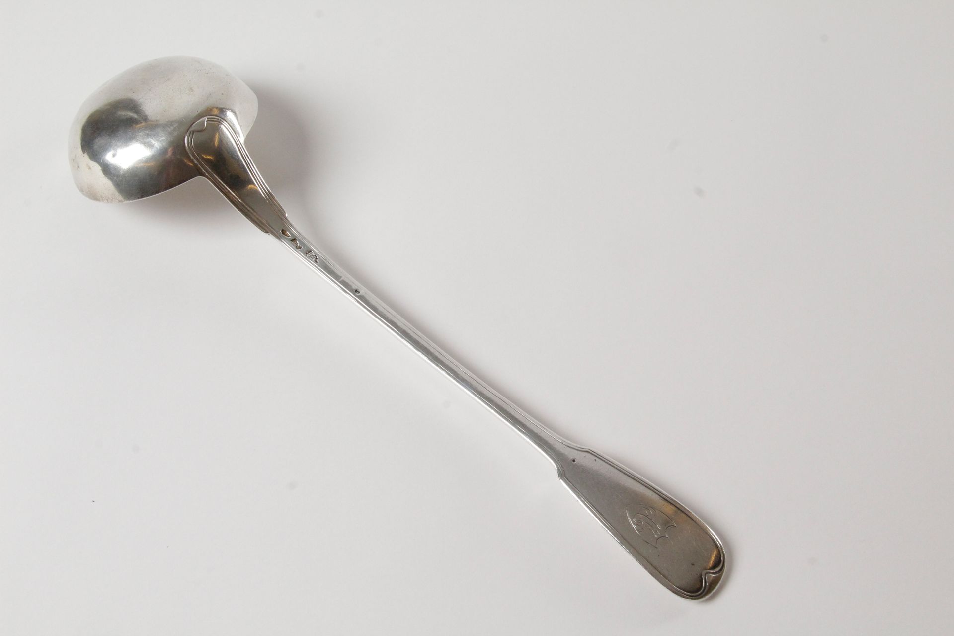 Null LARGE SILVER WASHER, with decoration of net. Spatula monogrammed. 18th cent&hellip;