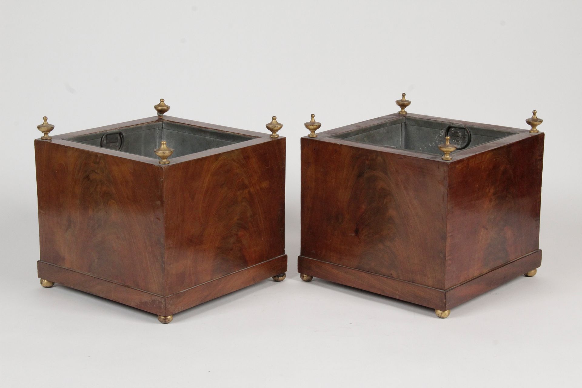 Null PAIR OF GARDENERS in mahogany and mahogany veneer, topped by small covered &hellip;