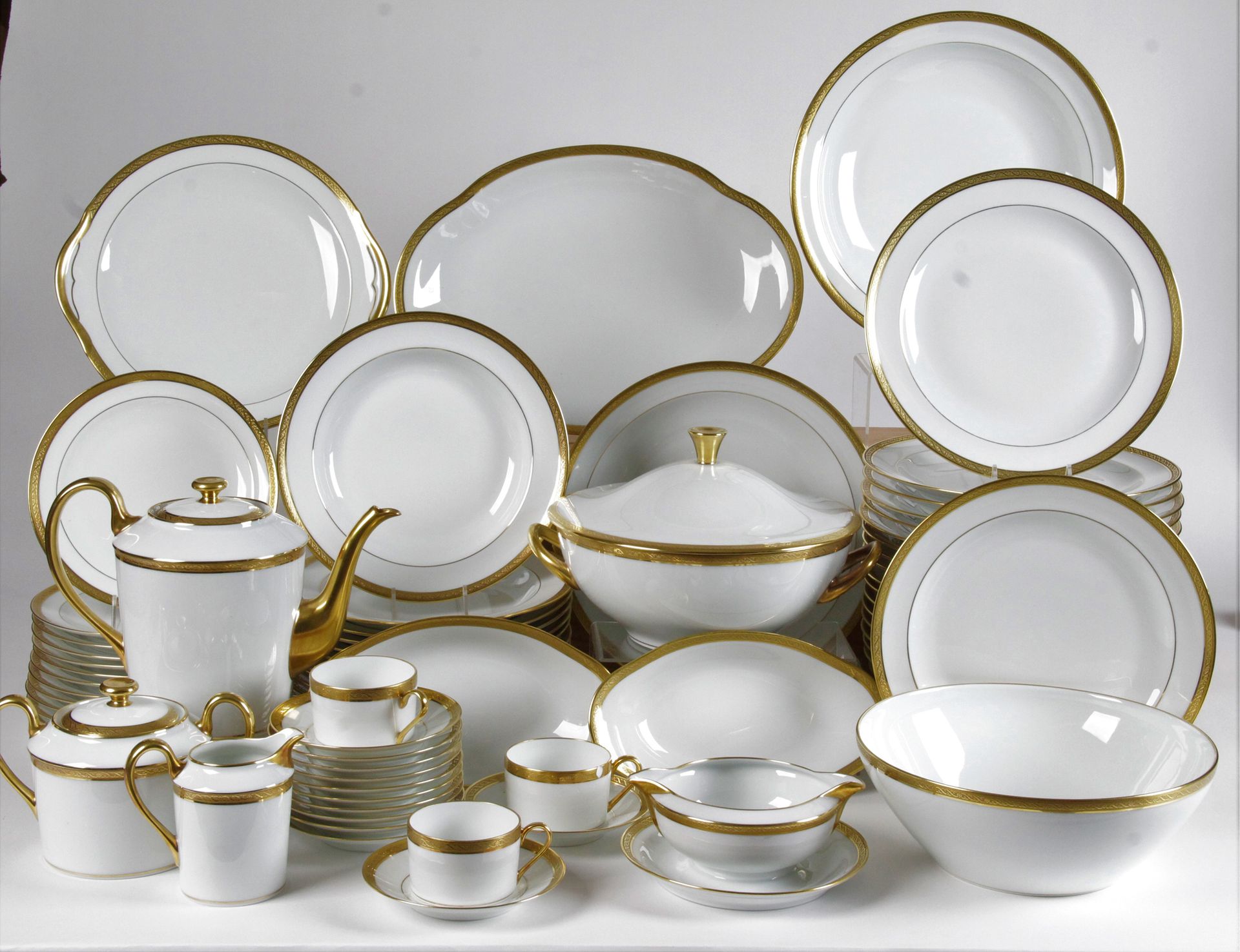 Null LIMOGES, MALEVERGNE的瓷器：白色瓷器的一部分，用玛瑙抛光的金边。 包括：22个餐盘，12个汤盘，12个甜点盘，一个有盖蔬菜盘，一个圆&hellip;