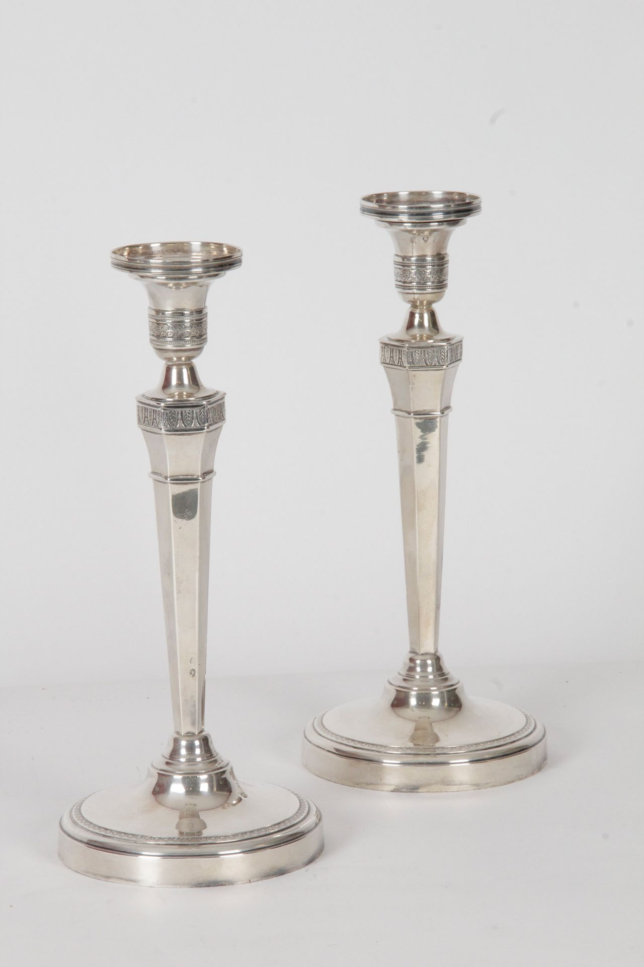 Null PAIR OF CANDLES, IN SILVER with 950 thousandth, shaft with cut sides and ci&hellip;