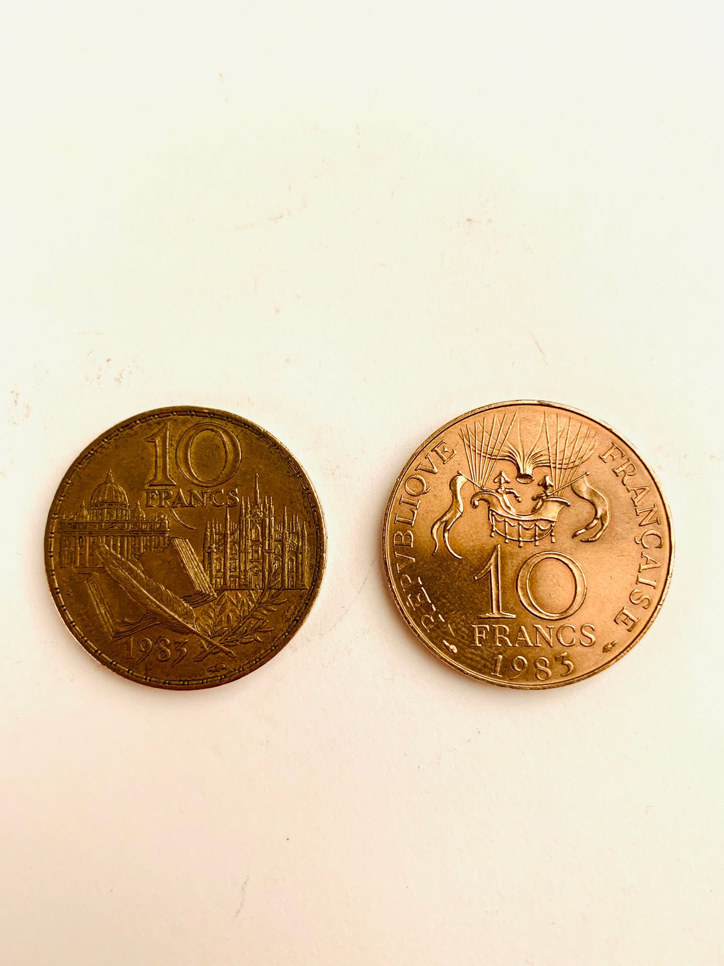Null 两枚10FRS硬币，铜镍合金铝。一个叫斯滕达尔的人1783-1983年。重量：10克，一个1783年的《征服太空》，1983年。重量为10克。