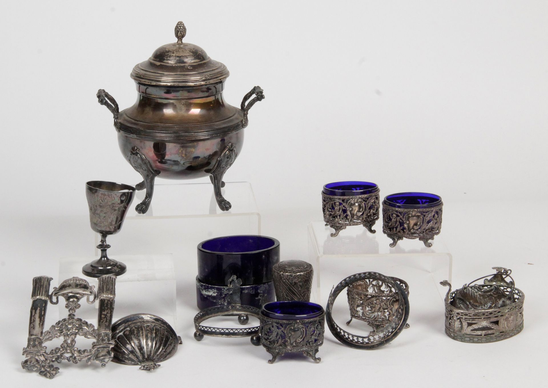 Null LOT OF SILVER AND SILVER METAL including : - Four oval salerons, three with&hellip;