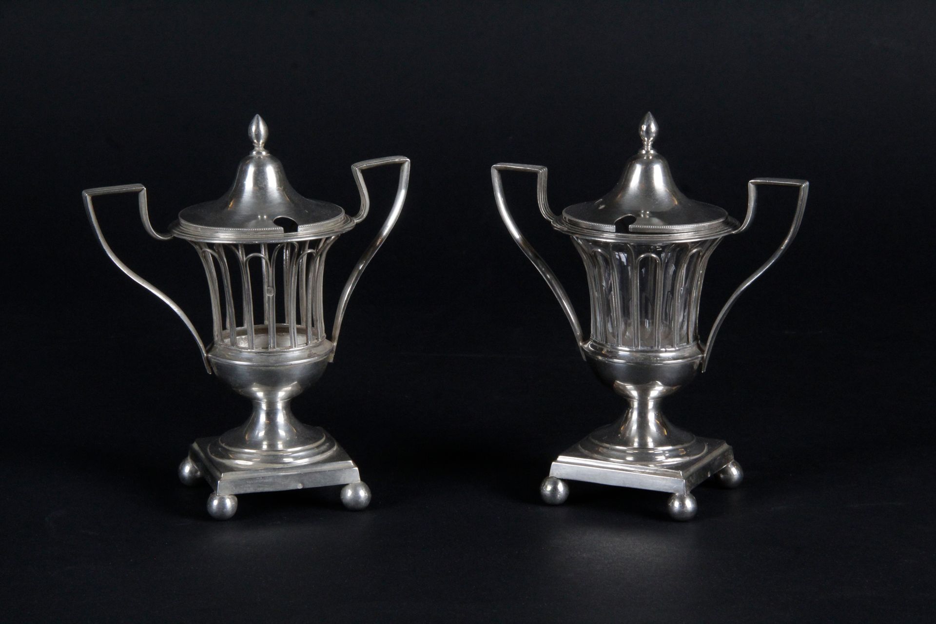 Null 两件MOUTARDIER MOUNTINGS，银质，千分之九十五，花瓶形式，底座上有把手，方形底座有脚球。标有Vieillard，巴黎1819-183&hellip;