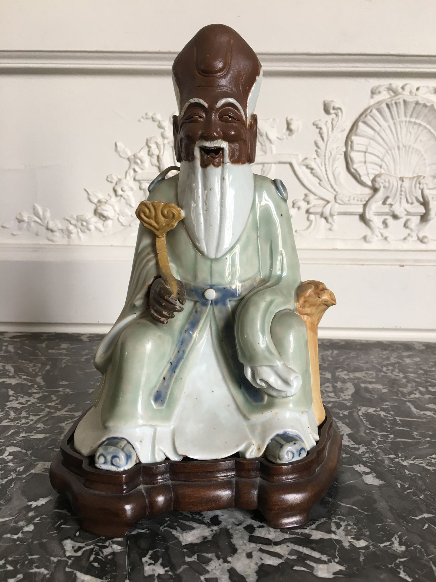 Null CHINE Figurine en porcelaine représentant Shoulao tenant un sceptre lingzhi&hellip;