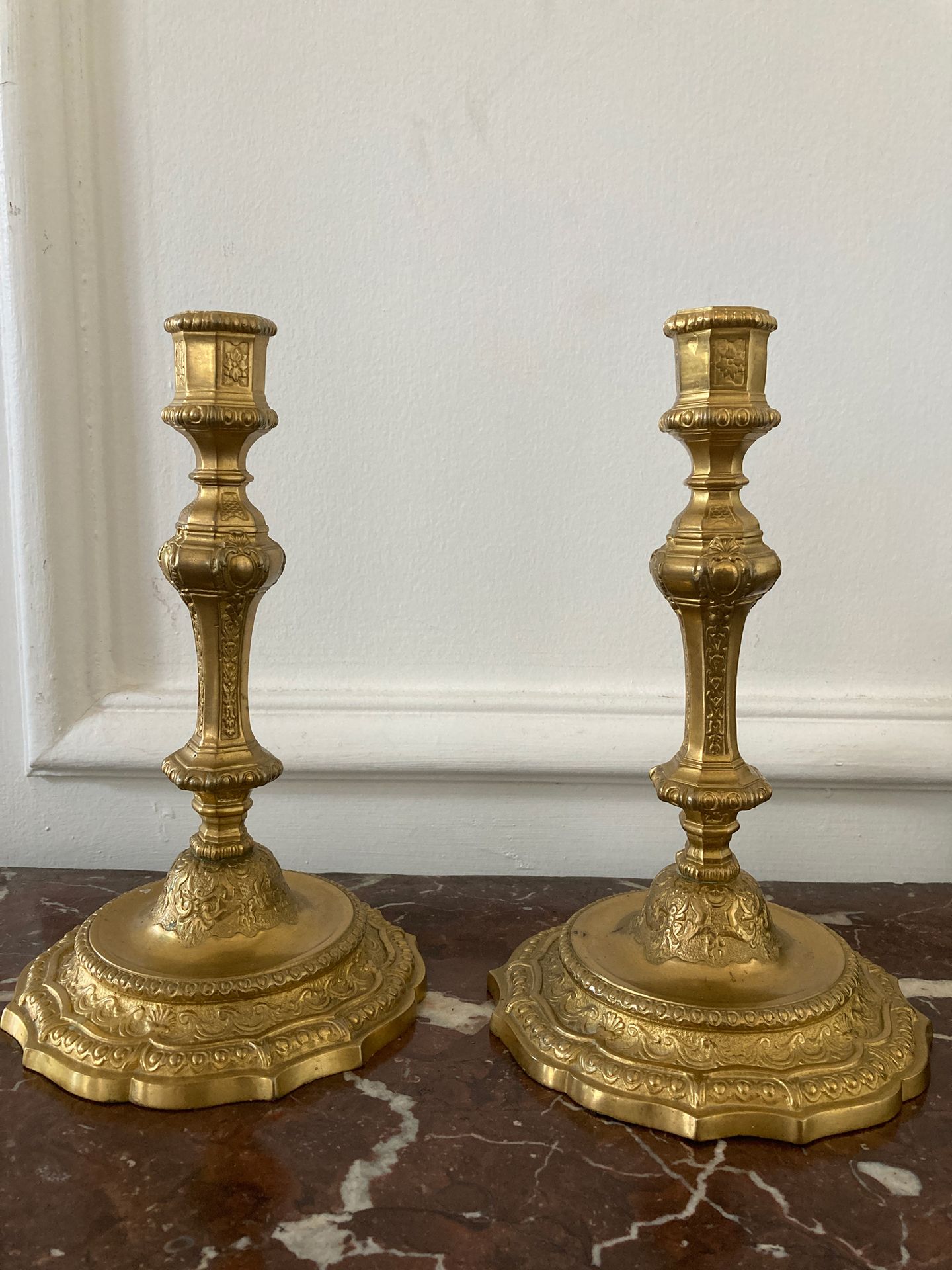 Null Rare PAIR OF CANDLES in gilt bronze and chased. The shaft with balusters de&hellip;