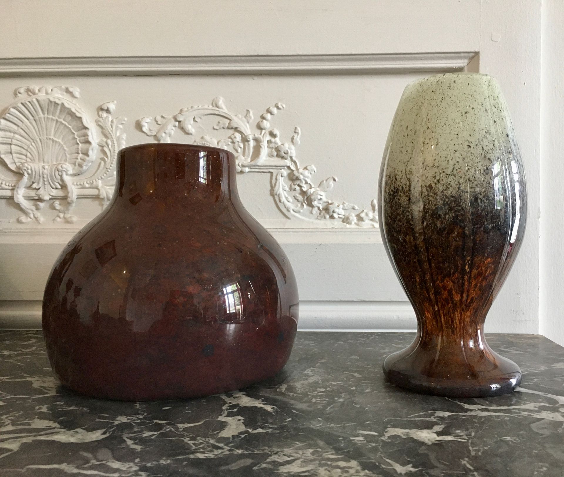 Null VERLYS Two marbled glass vases About 1930 H : 23 cm and 27 cm